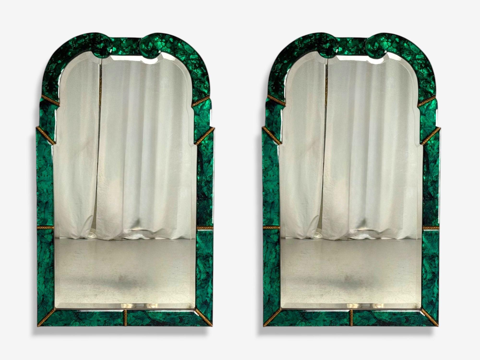 Estilo Art Decó, Cristal biselado envejecido verde, Espejos de pared venecianos

Este sofisticado y elegante par de espejos de pared circulares envejecidos es perfecto para colocar encima de una consola, mesillas de noche o sobre la repisa de una