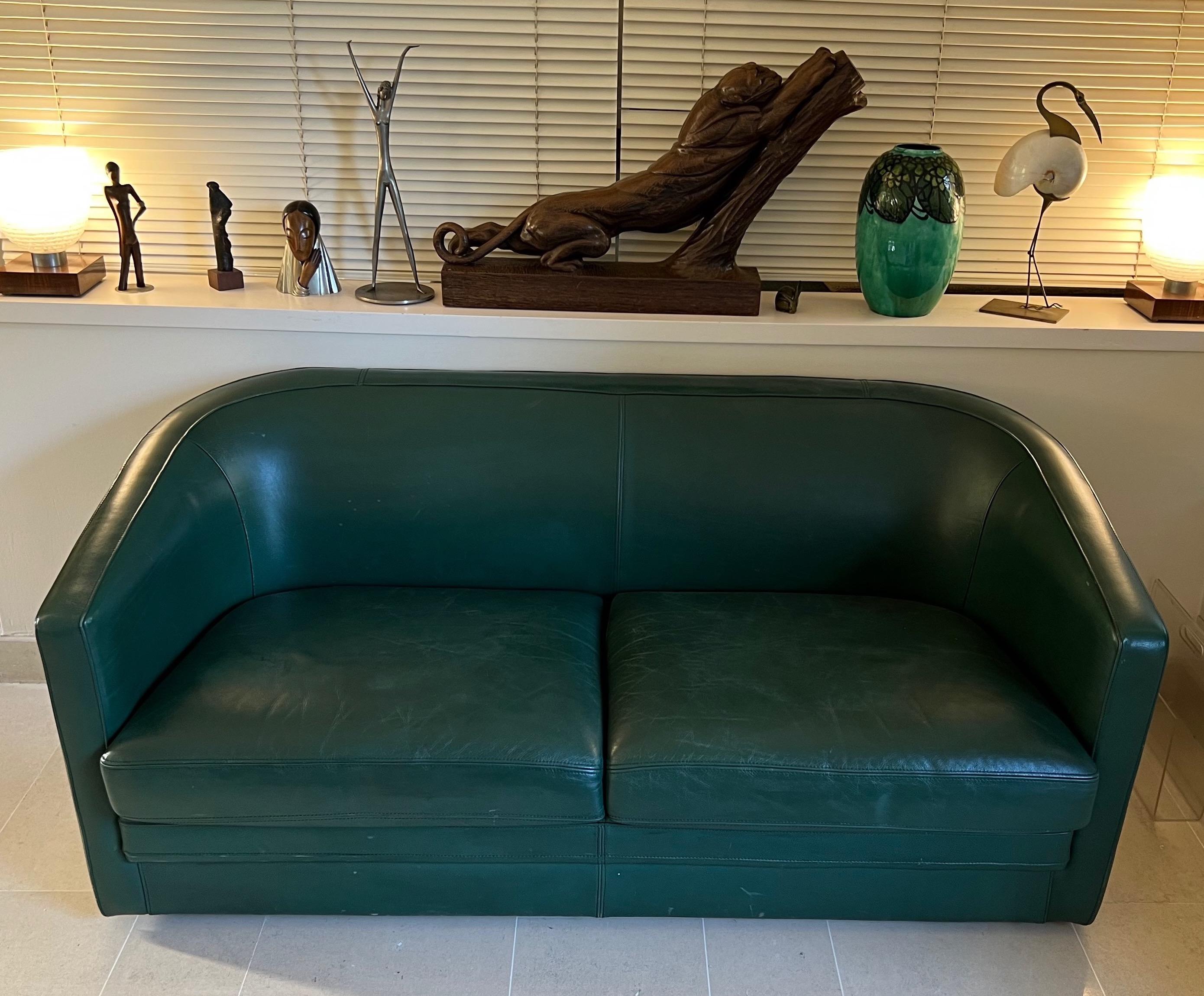 Ce canapé trois places est en cuir vert foncé. Il s'agit d'une œuvre française de style Art déco. Circa 1980. Ce fauteuil peut être vendu séparément mais fait partie d'un ensemble comprenant un Canapé 2 places et un fauteuil club pivotant du même