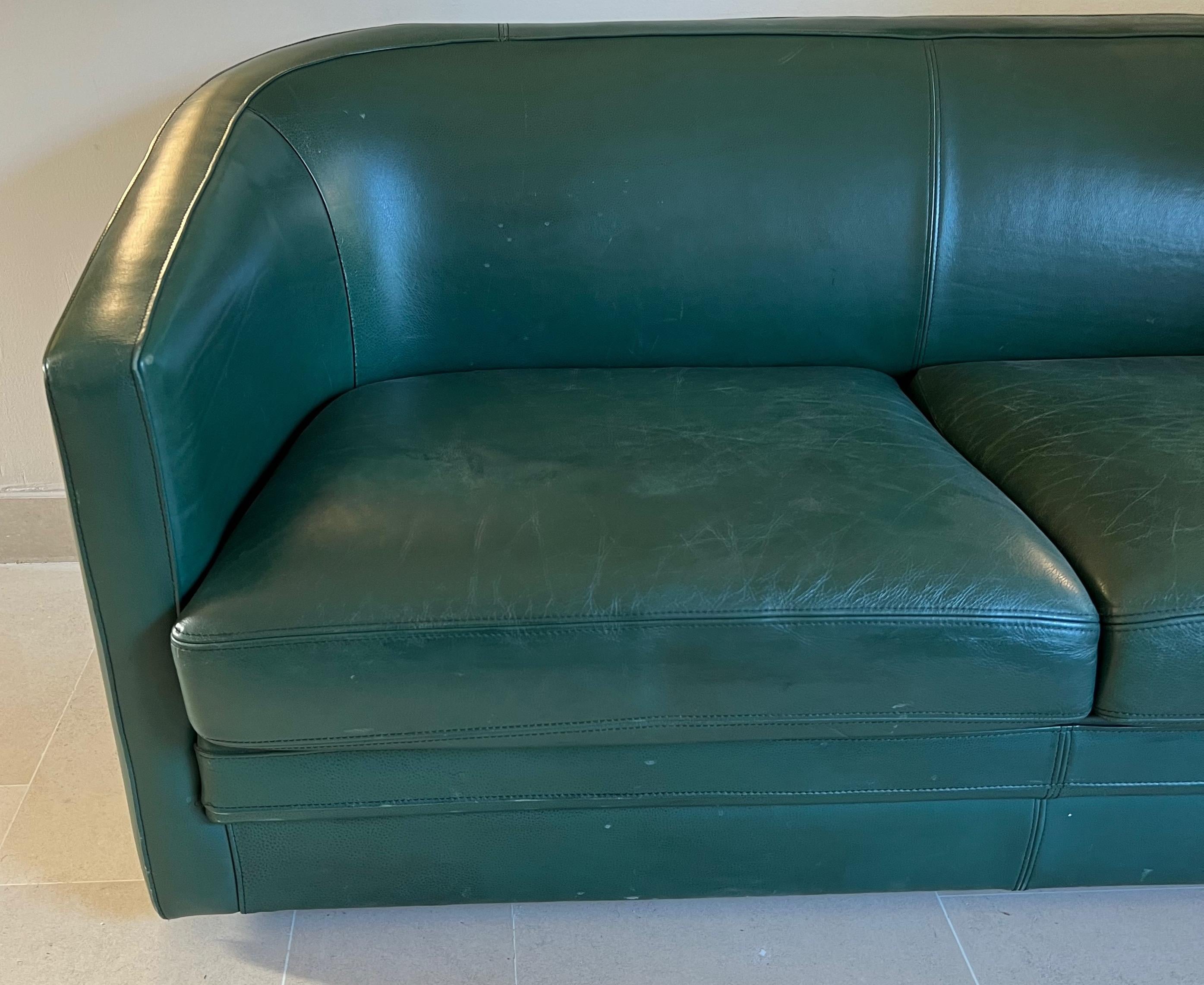 Canapé à trois places de style Art Déco en cuir vert. Circa 1980 Bon état - En vente à Marcq-en-Barœul, Hauts-de-France