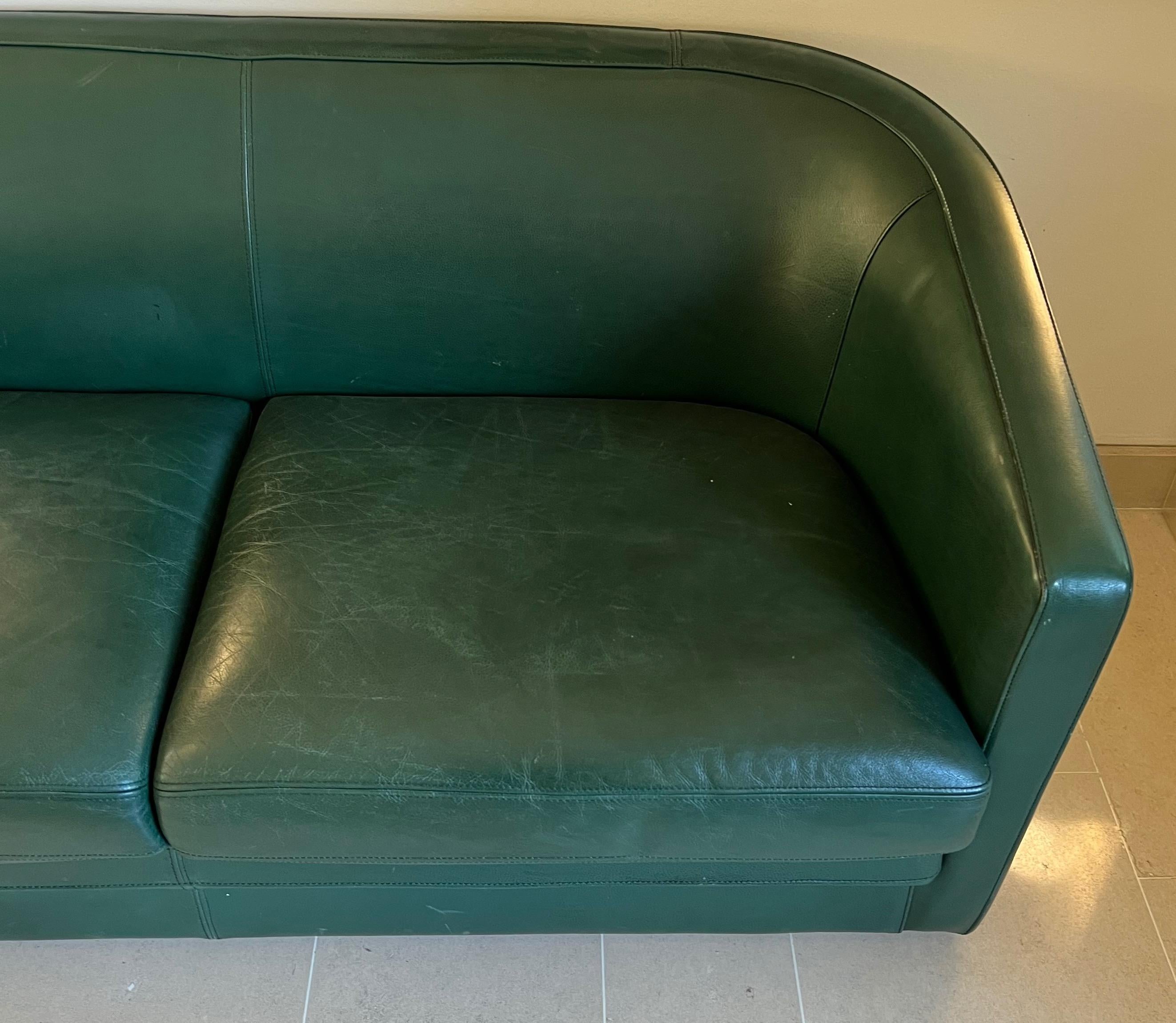 20ième siècle Canapé à trois places de style Art Déco en cuir vert. Circa 1980 en vente