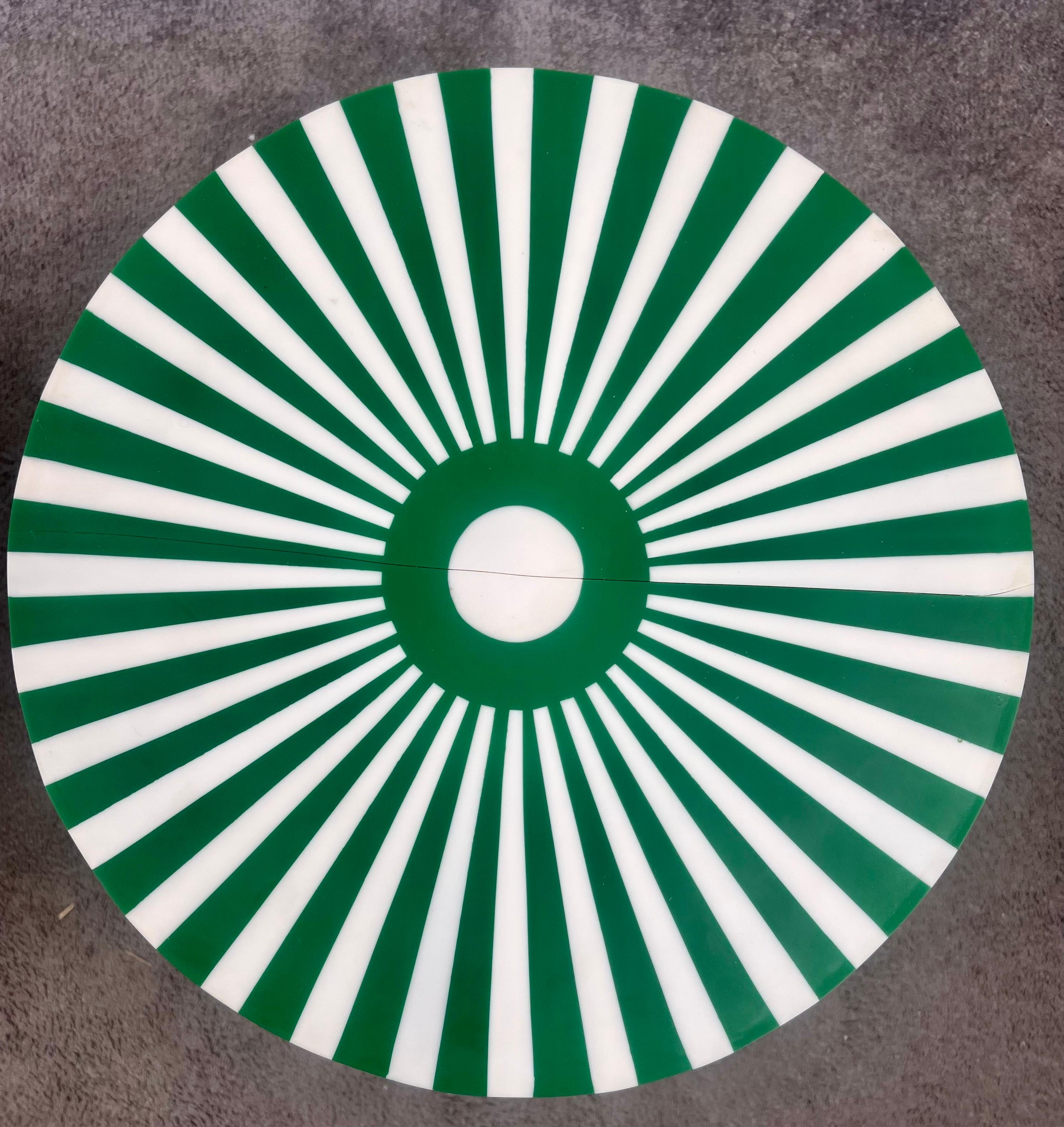 Paire de tables d'appoint ou de tabourets en résine cylindrique verte et blanche de style Artful Green & Greene en vente 5