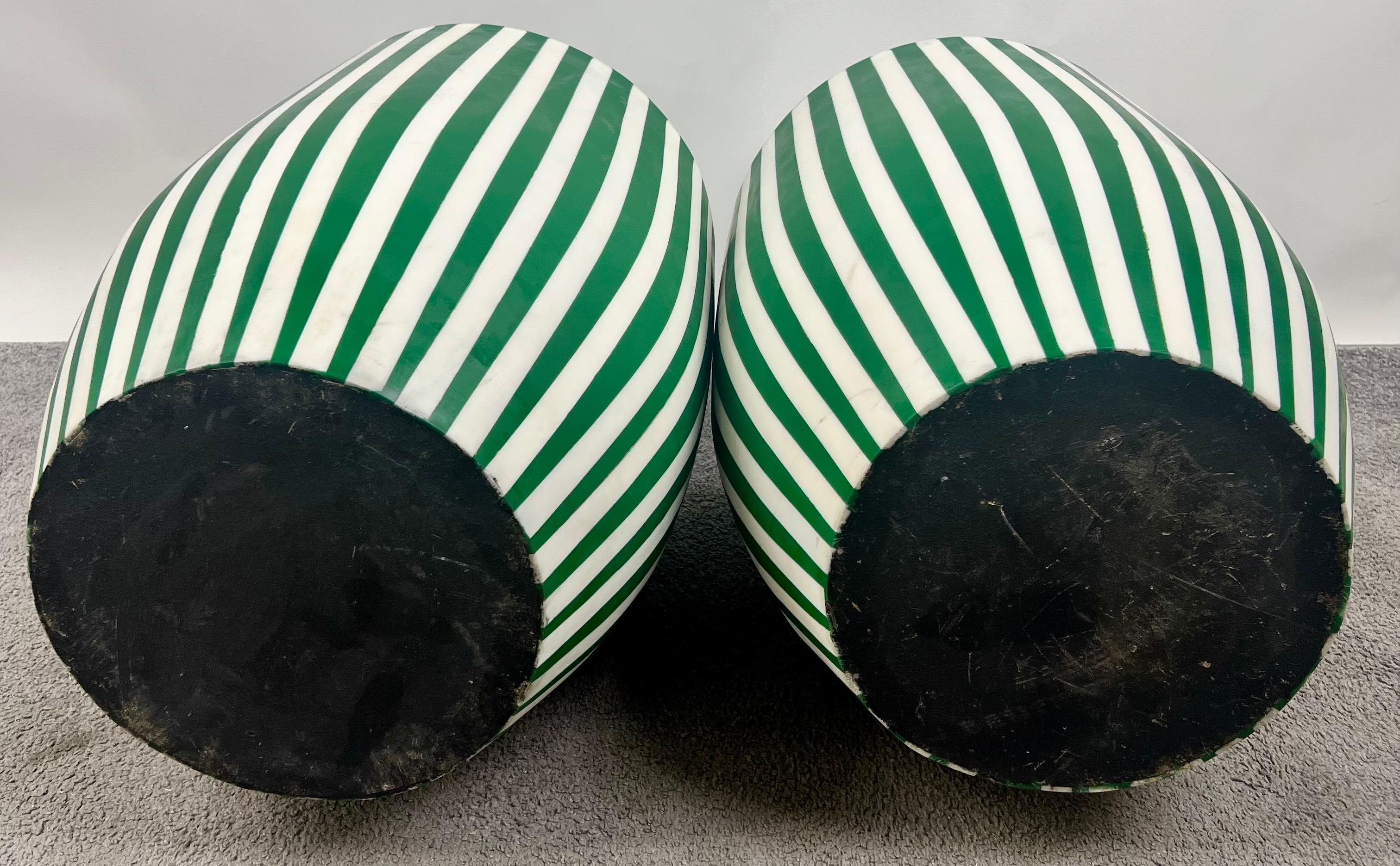 Paire de tables d'appoint ou de tabourets en résine cylindrique verte et blanche de style Artful Green & Greene en vente 7
