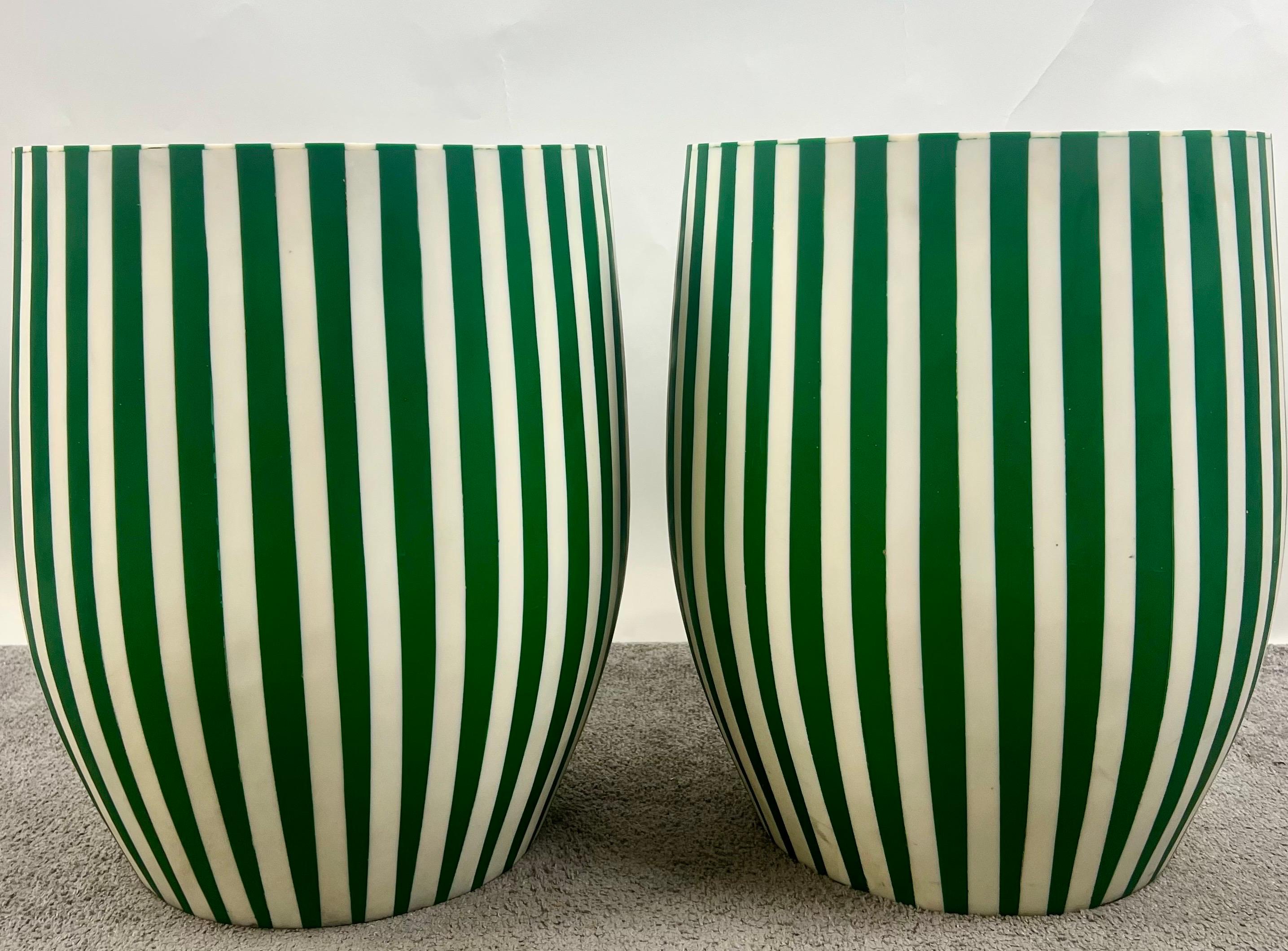 Paire de tables d'appoint ou de tabourets en résine cylindrique verte et blanche de style Art Déco avec motifs rayés : 

Cette paire exquise de tables d'appoint ou de tabourets d'inspiration Art déco incarne une fusion frappante de précision