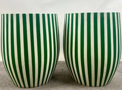 Grüner und weißer zylindrischer Beistelltisch oder Hocker aus Harz im Art-Deco-Stil, ein Paar