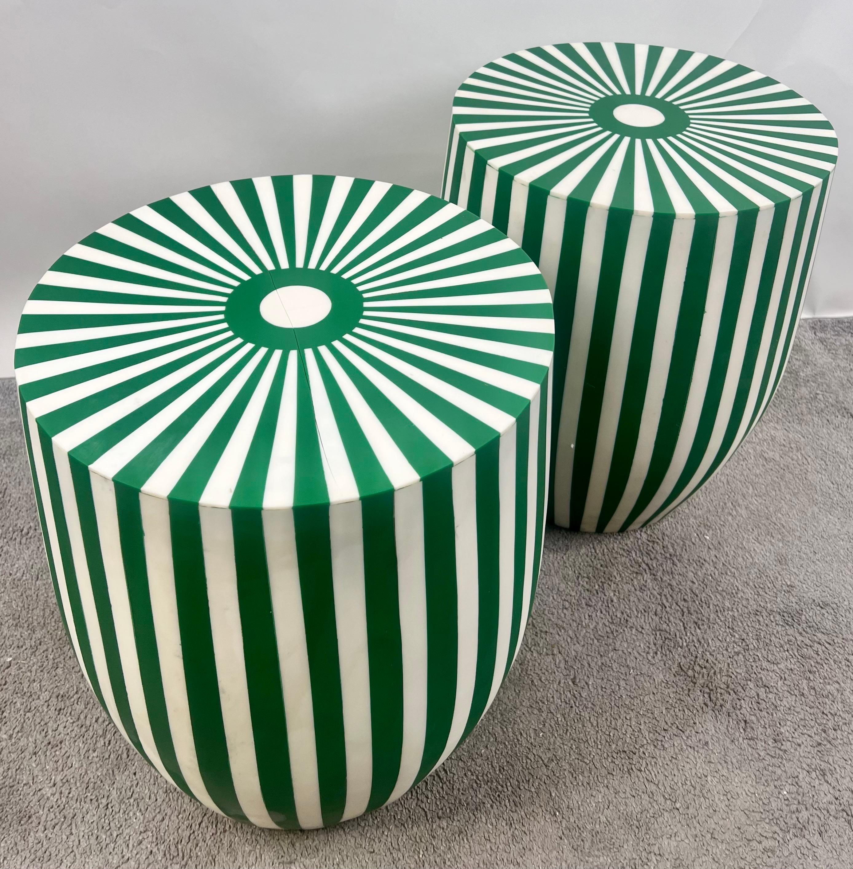 Art déco Paire de tables d'appoint ou de tabourets en résine cylindrique verte et blanche de style Artful Green & Greene en vente