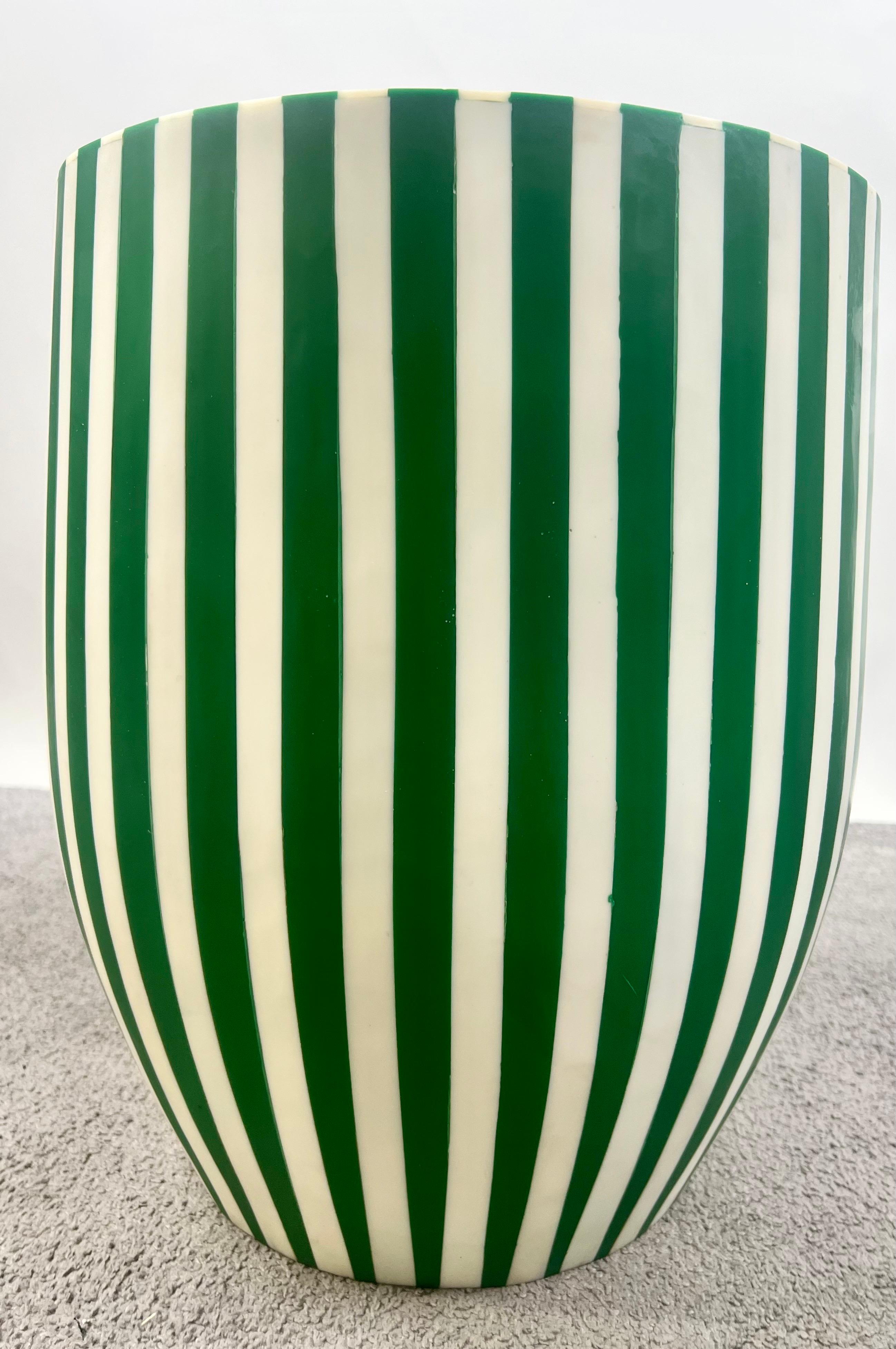 Sculpté à la main Paire de tables d'appoint ou de tabourets en résine cylindrique verte et blanche de style Artful Green & Greene en vente