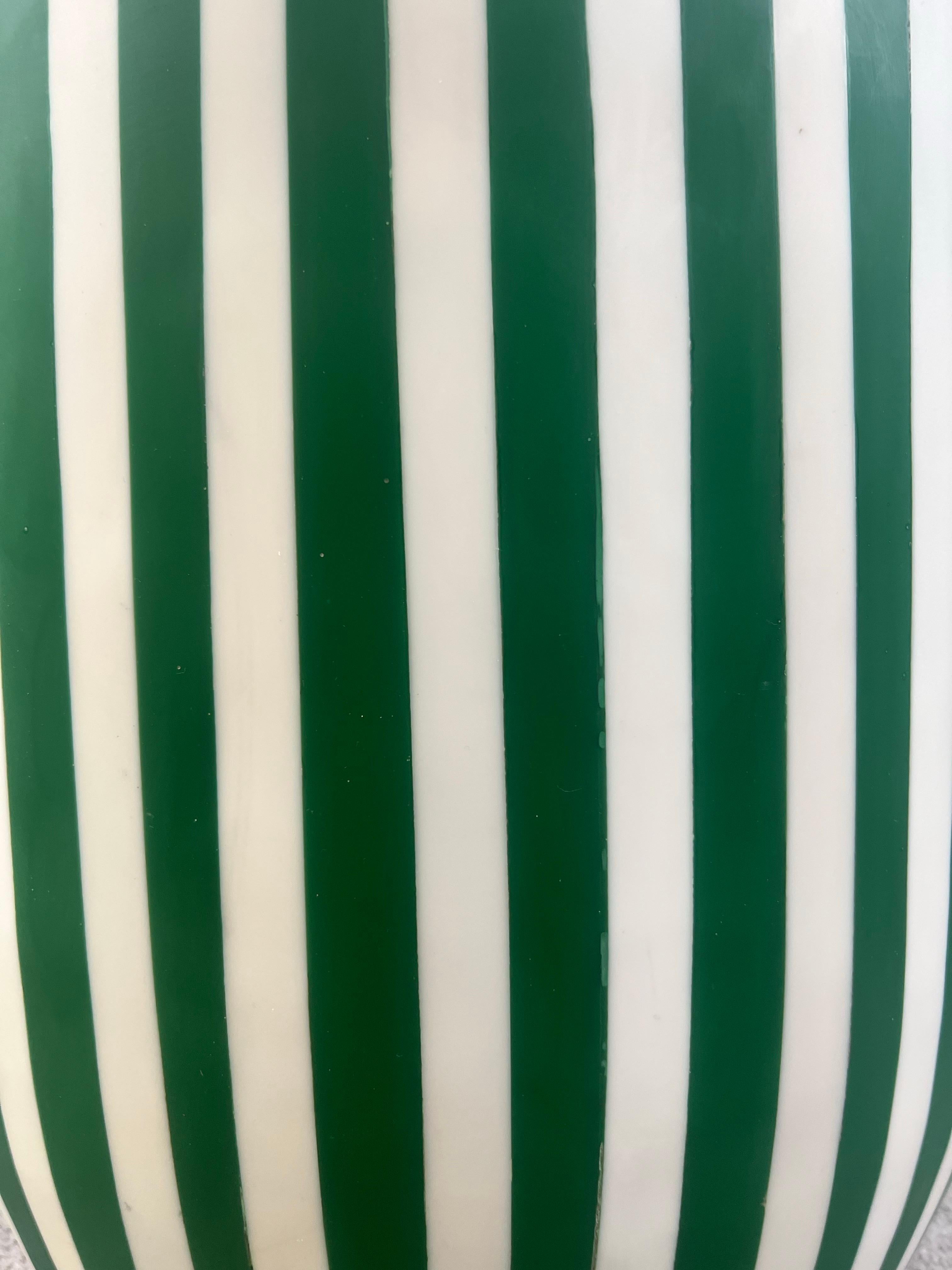 Paire de tables d'appoint ou de tabourets en résine cylindrique verte et blanche de style Artful Green & Greene Bon état - En vente à Plainview, NY