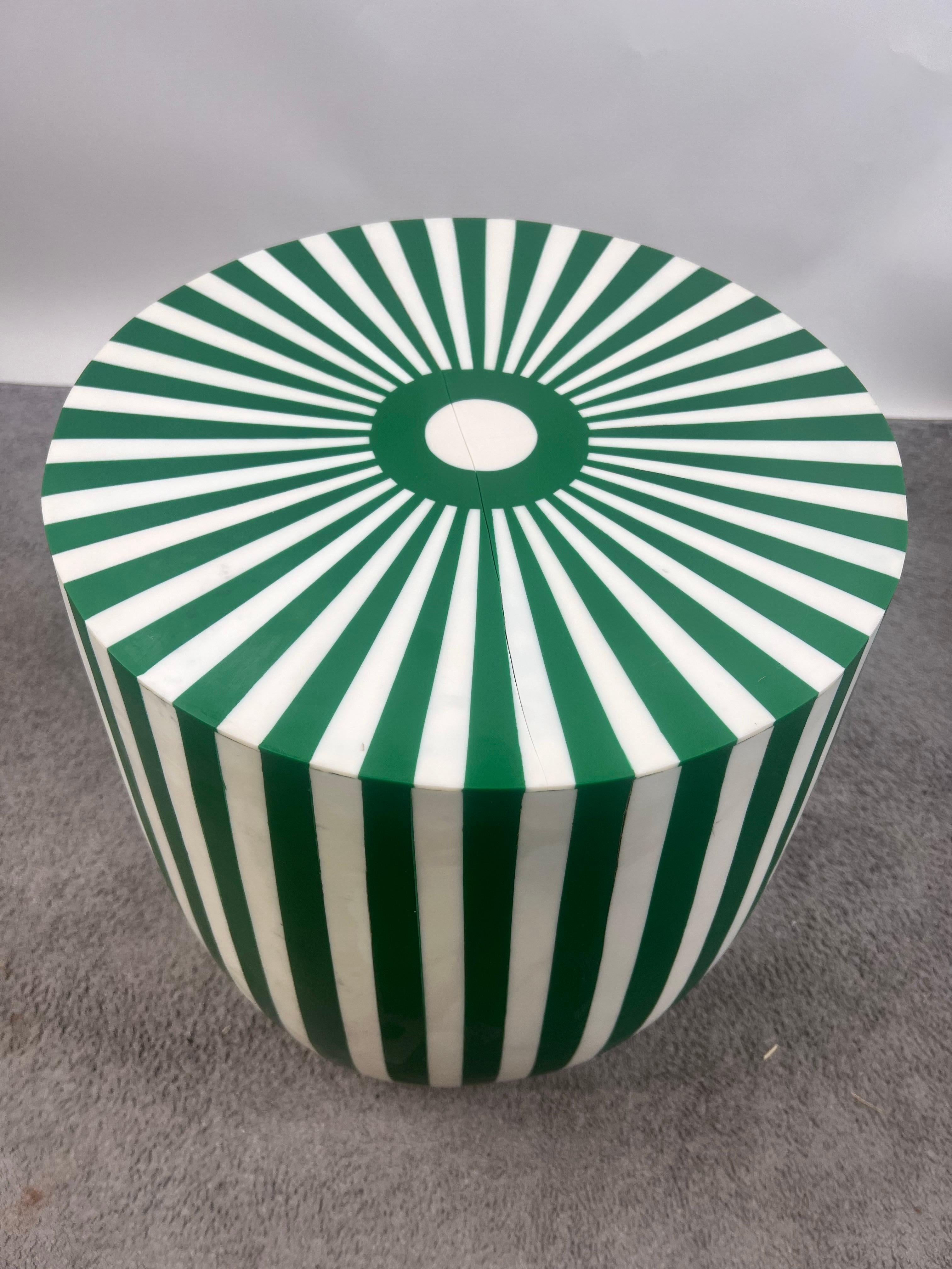 20ième siècle Paire de tables d'appoint ou de tabourets en résine cylindrique verte et blanche de style Artful Green & Greene en vente