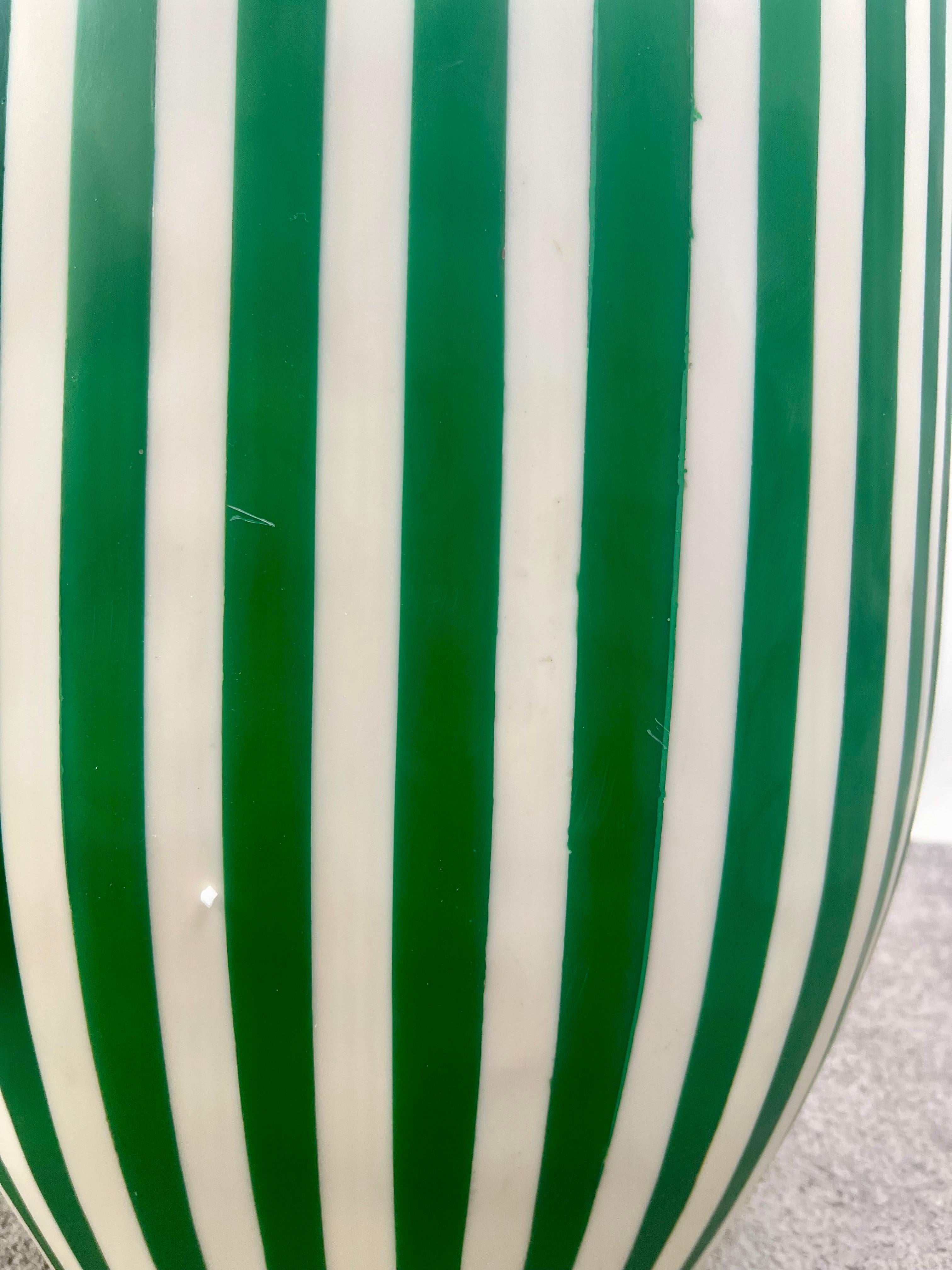Résine Paire de tables d'appoint ou de tabourets en résine cylindrique verte et blanche de style Artful Green & Greene en vente