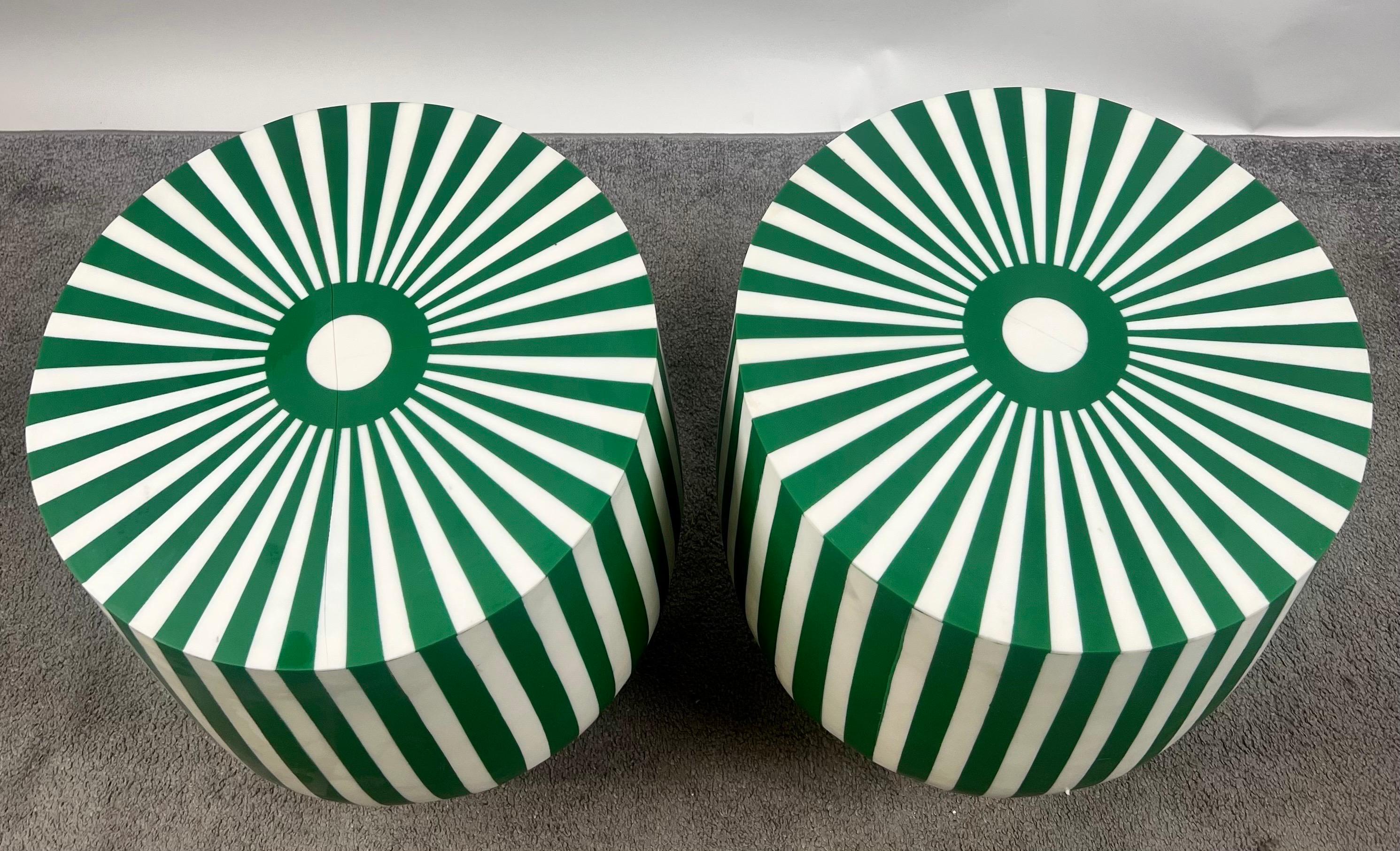 Paire de tables d'appoint ou de tabourets en résine cylindrique verte et blanche de style Artful Green & Greene en vente 1