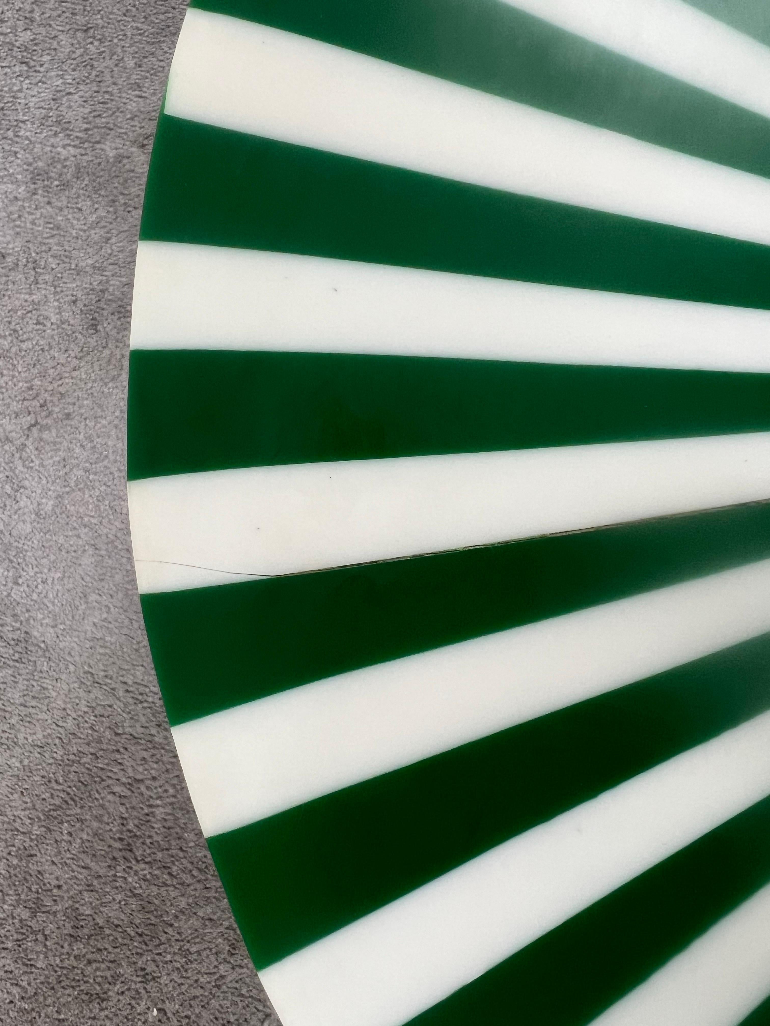 Paire de tables d'appoint ou de tabourets en résine cylindrique verte et blanche de style Artful Green & Greene en vente 2