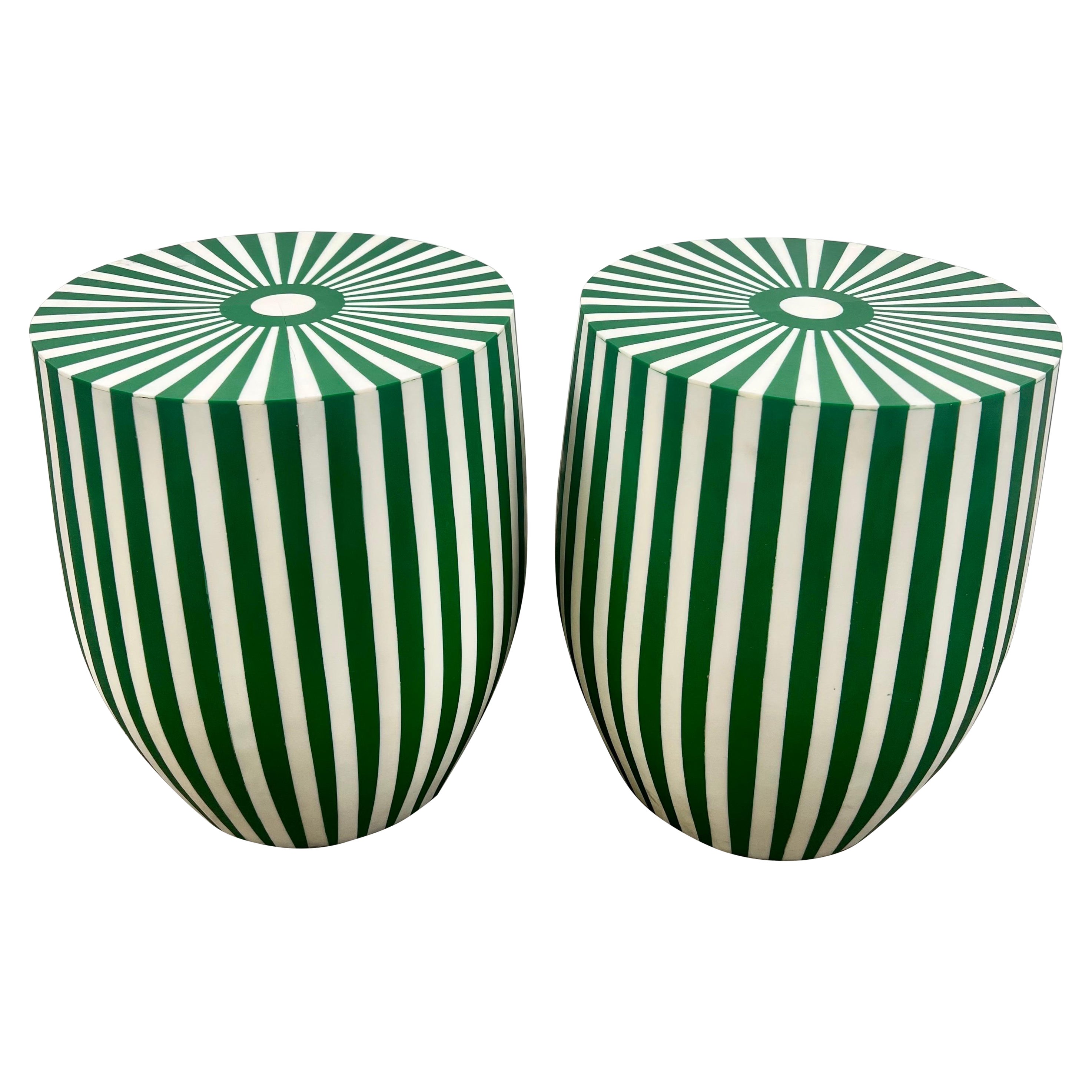 Paire de tables d'appoint ou de tabourets en résine cylindrique verte et blanche de style Artful Green & Greene en vente