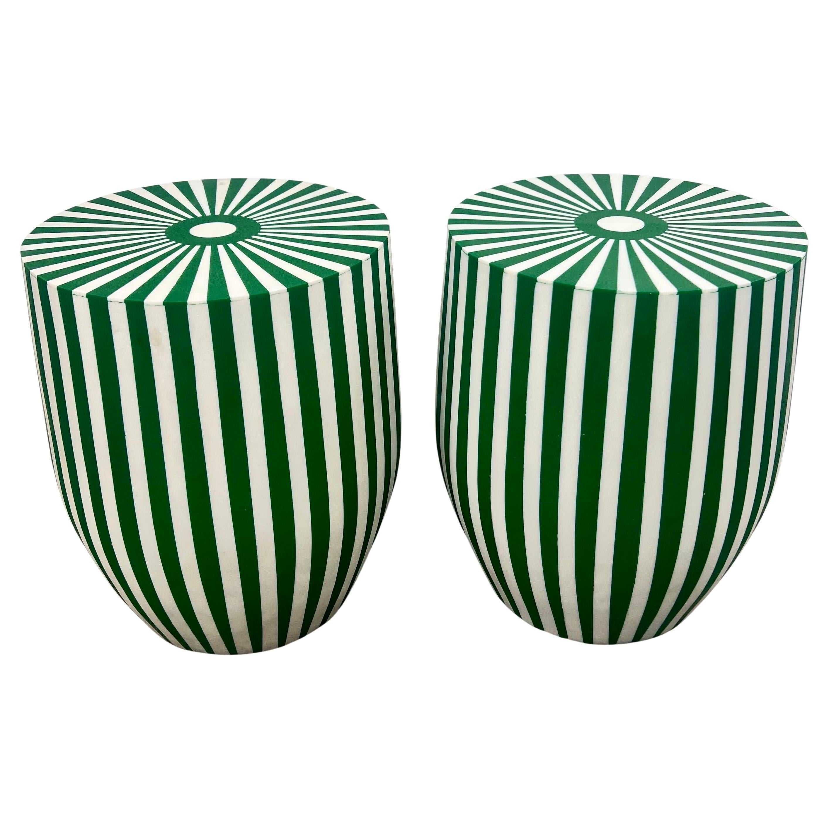 Pareja de mesas auxiliares o taburetes cilíndricos de resina blanca y verde de estilo Art Déco