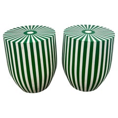 Pareja de mesas auxiliares o taburetes cilíndricos de resina blanca y verde de estilo Art Déco