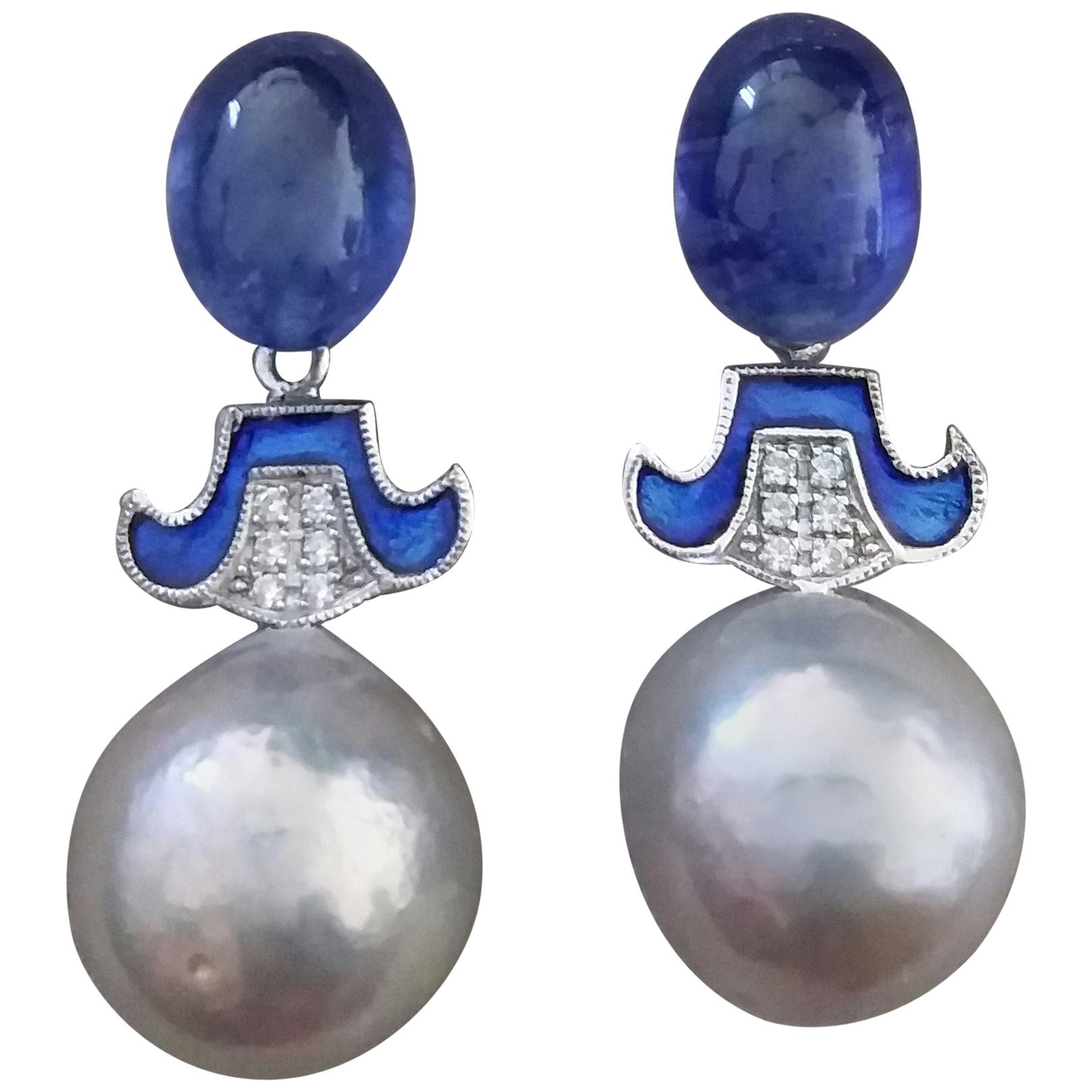 Art Deco Stil Graue Barockperlen Gold Diamanten Blauer Saphir Emaille-Ohrringe im Angebot