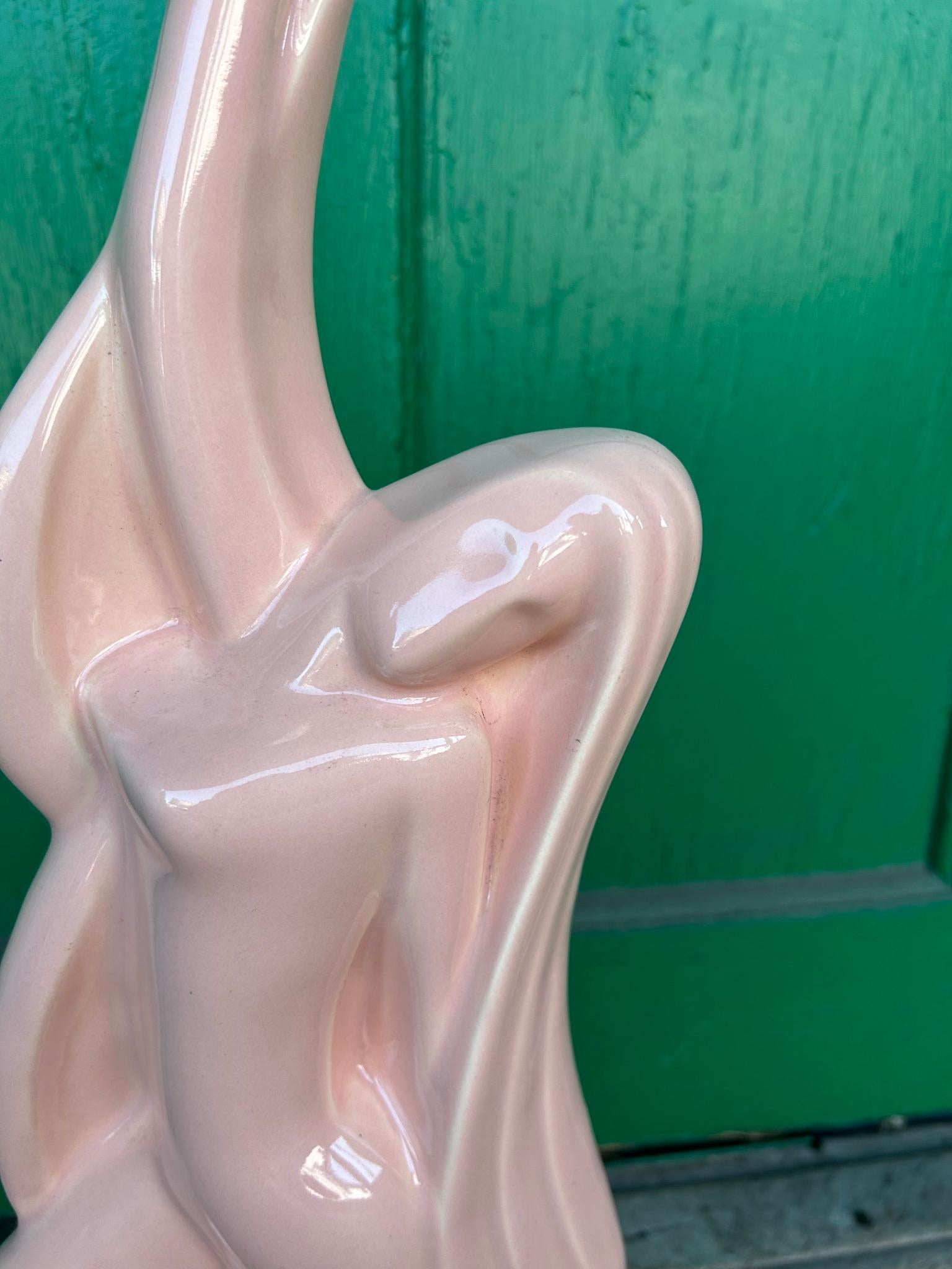 Esta cerámica haeger vintage presenta una figura rosa única de estilo Art Déco posando.

Dimensiones: 11an 5d 24h

Notas de estado: Buen estado. Sin astillas, grietas ni roturas. 9/10

