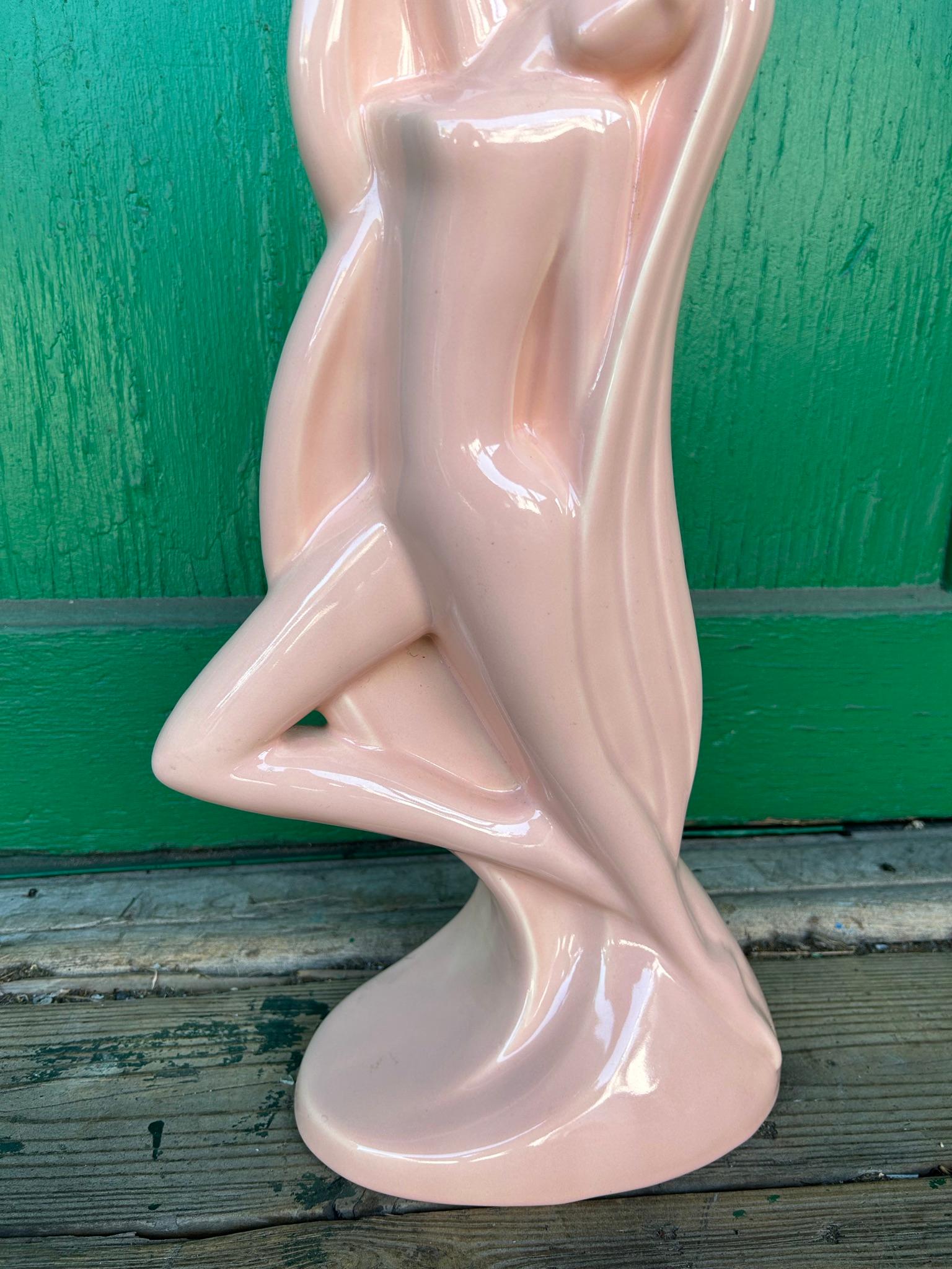 Figura de Cerámica Haeger Estilo Art Decó Estadounidense en venta