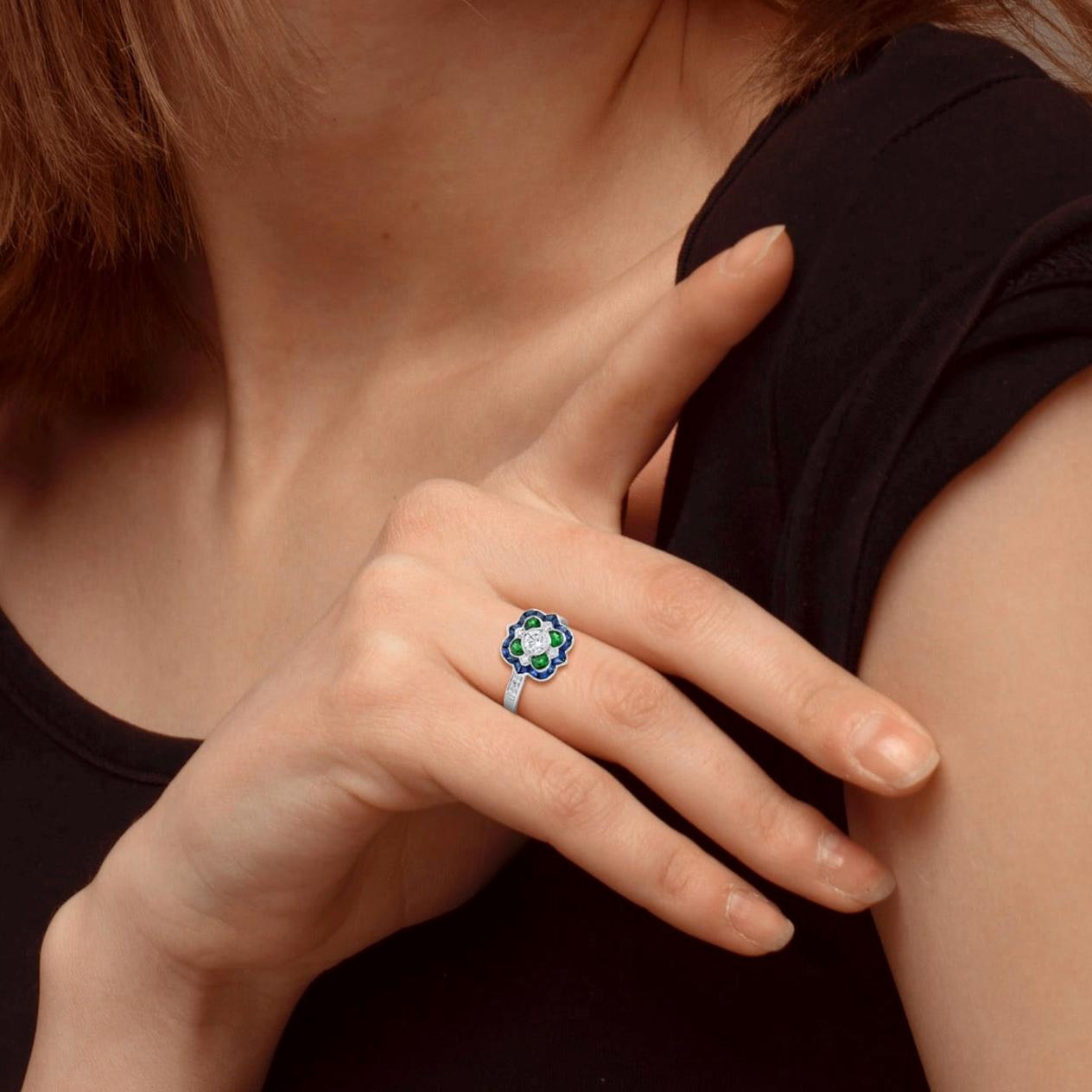 Donna Art Deco Style Halo Set Diamond with Emerald & Blue Sapphire 14K White Gold Ring in vendita