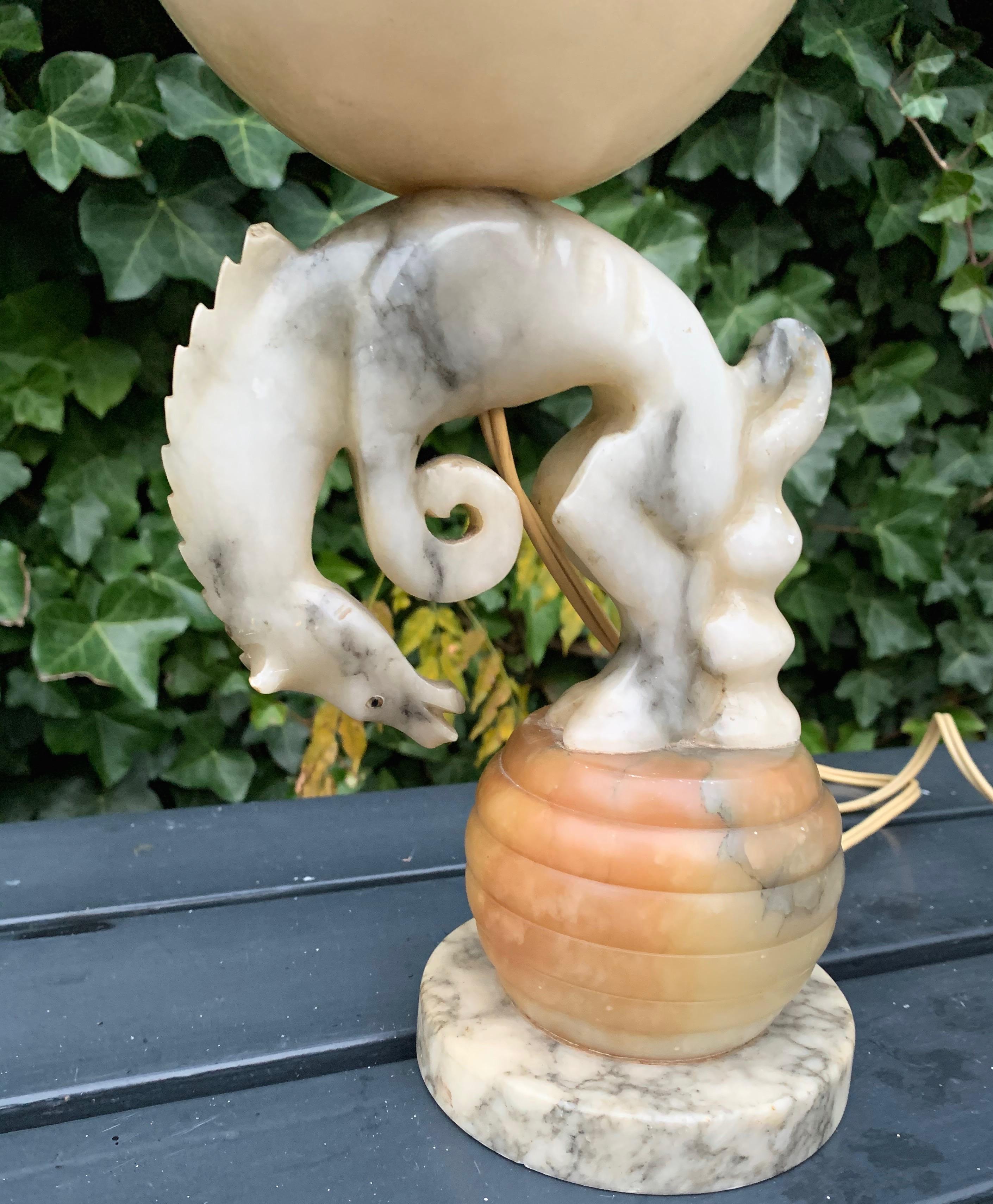 Fait main Lampe de table Art Déco sculptée à la main en marbre, cheval de rodéo piqué et albâtre en vente