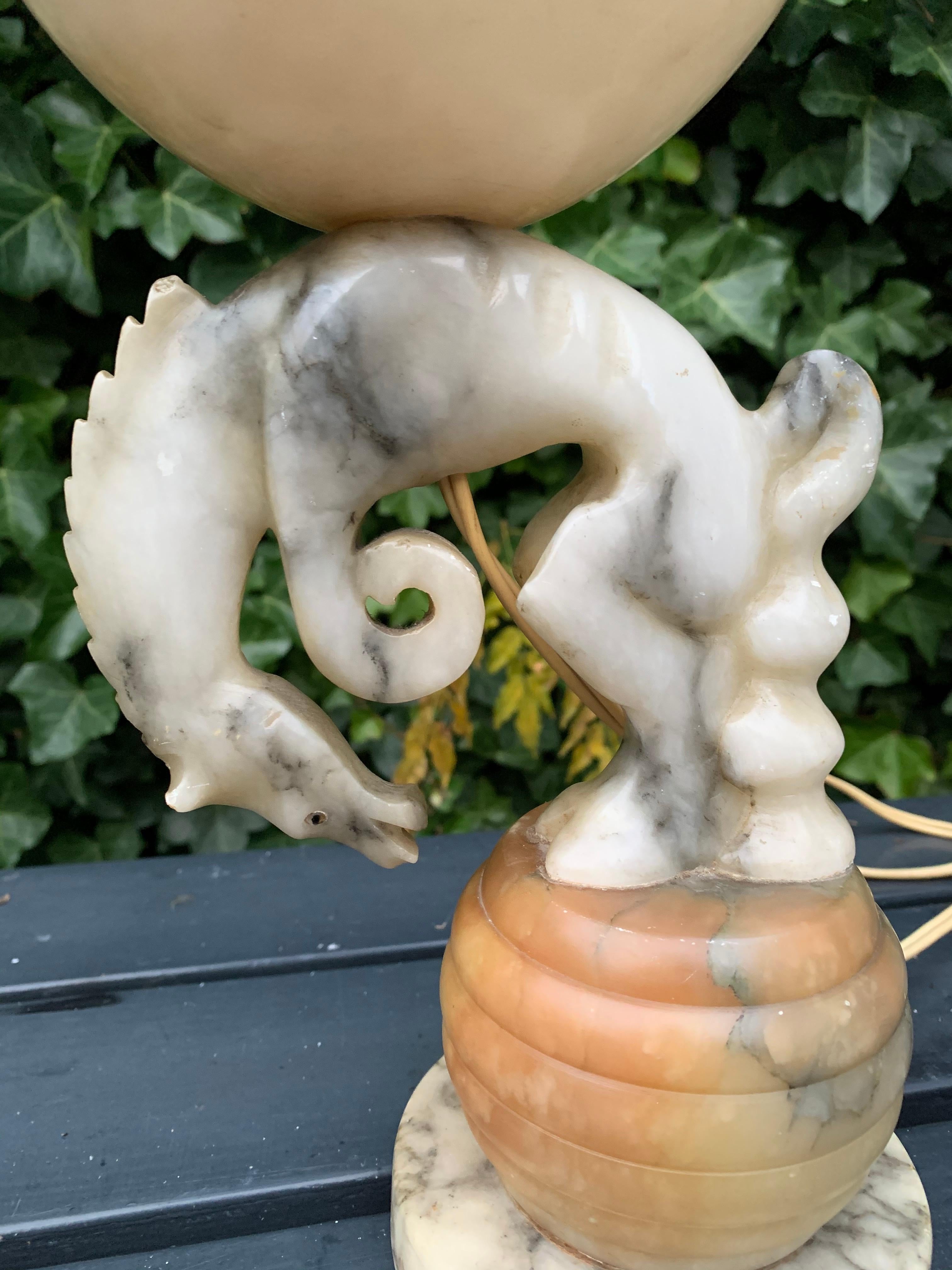 Lampe de table Art Déco sculptée à la main en marbre, cheval de rodéo piqué et albâtre Excellent état - En vente à Lisse, NL