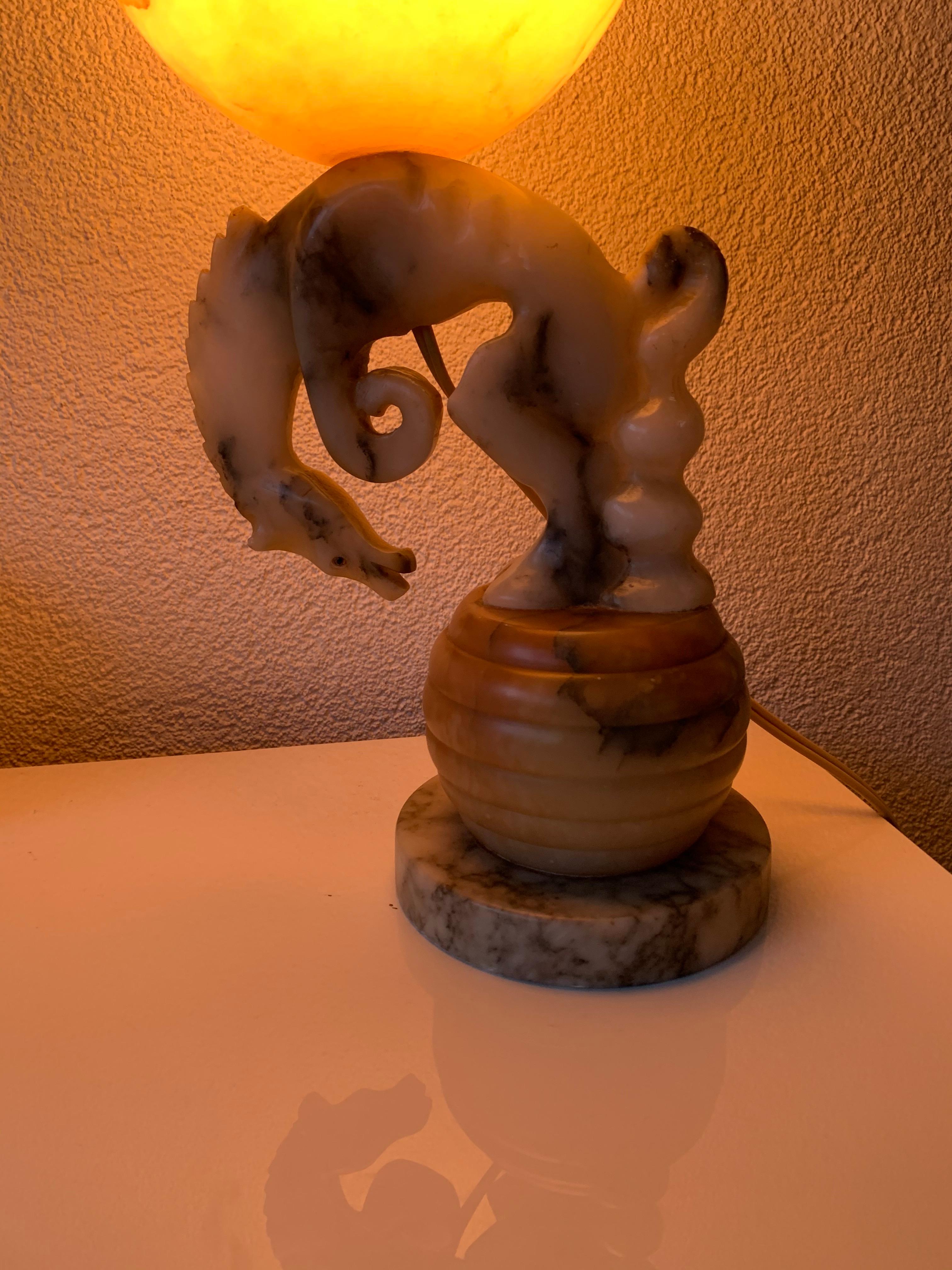 Marbre Lampe de table Art Déco sculptée à la main en marbre, cheval de rodéo piqué et albâtre en vente