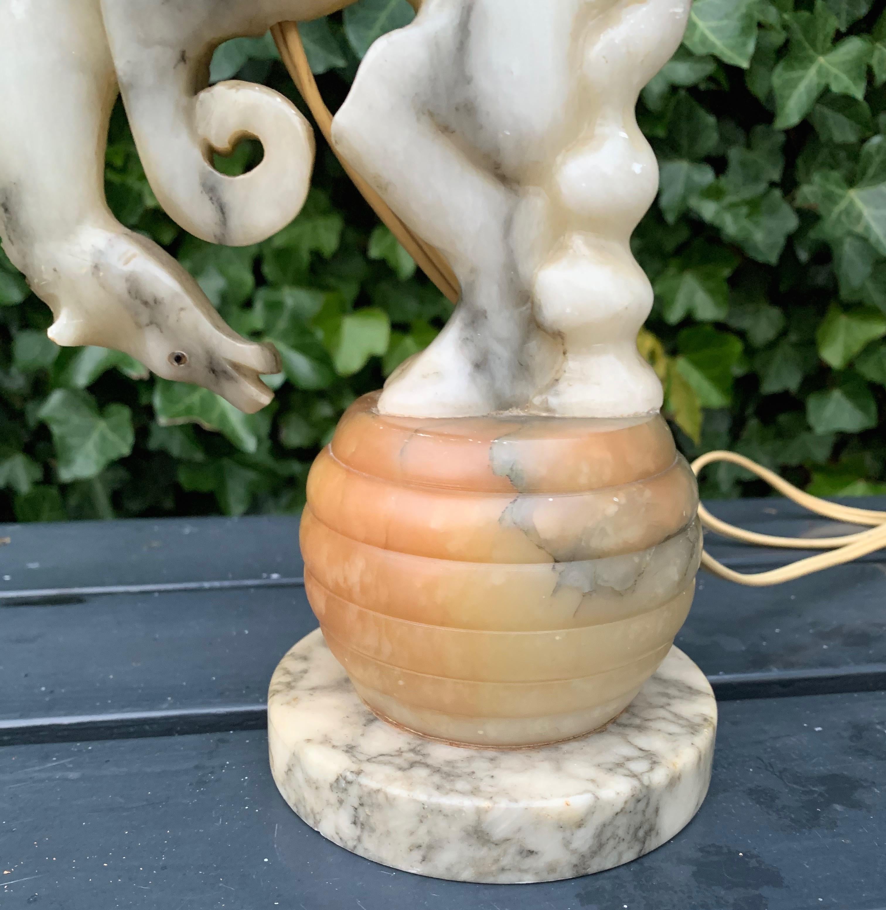Lampe de table Art Déco sculptée à la main en marbre, cheval de rodéo piqué et albâtre en vente 1