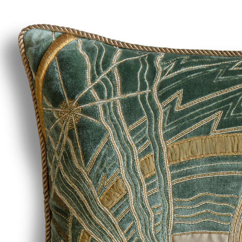 Les coussins brodés à la main de Beaumont & Fletcher sont des œuvres d'art fonctionnelles. Chaque pièce est entièrement réalisée à la main à partir de tissus luxueux, de fils de broderie, de perles et de bijoux.
Le coussin Andromède présente un