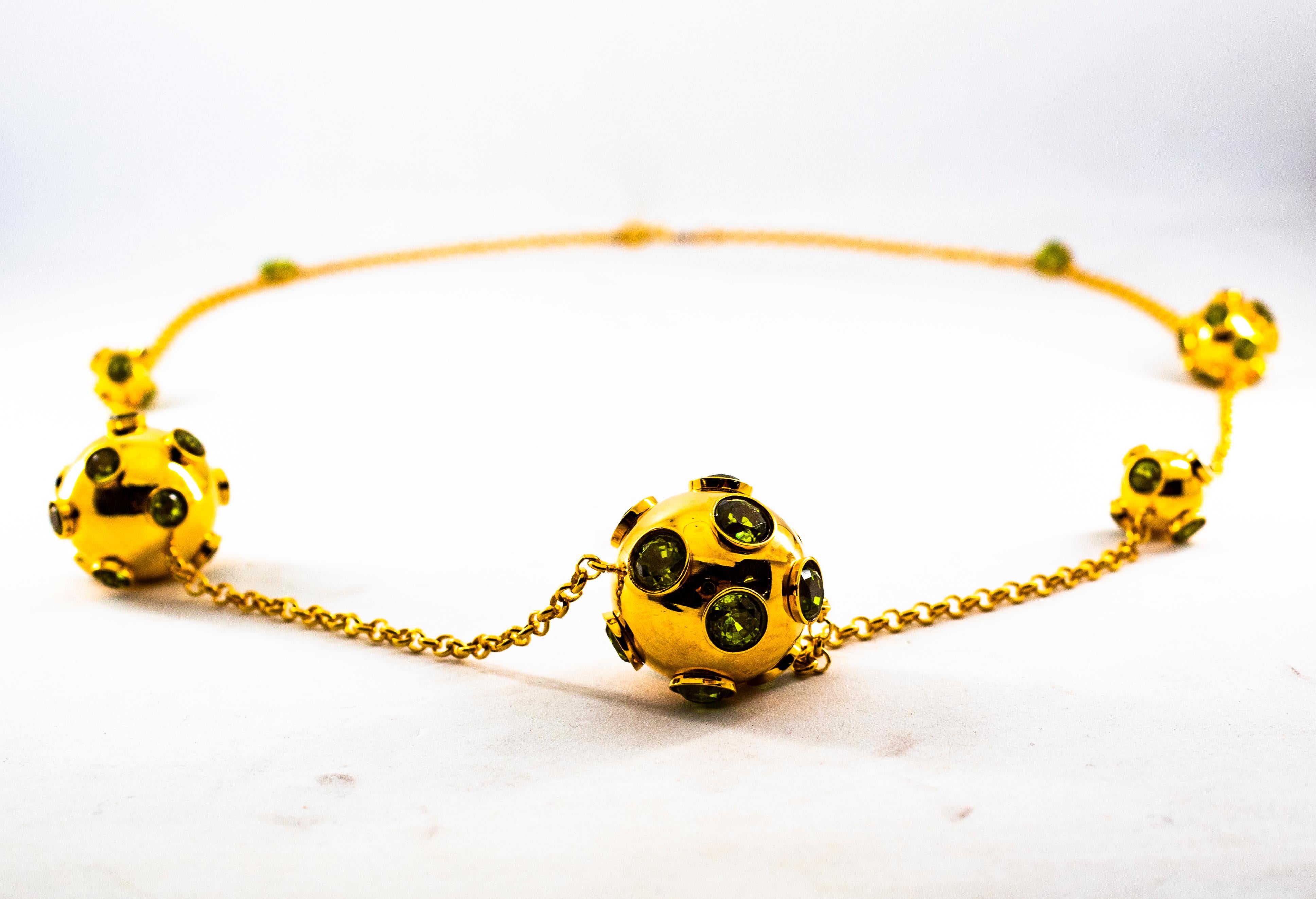 Collana a goccia in oro giallo con peridoto da 30.50 carati realizzata a mano in stile Art Deco In condizioni Nuovo in vendita a Naples, IT