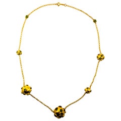 Collier goutte artisanal de style Art déco en or jaune avec péridot 30,50 carats