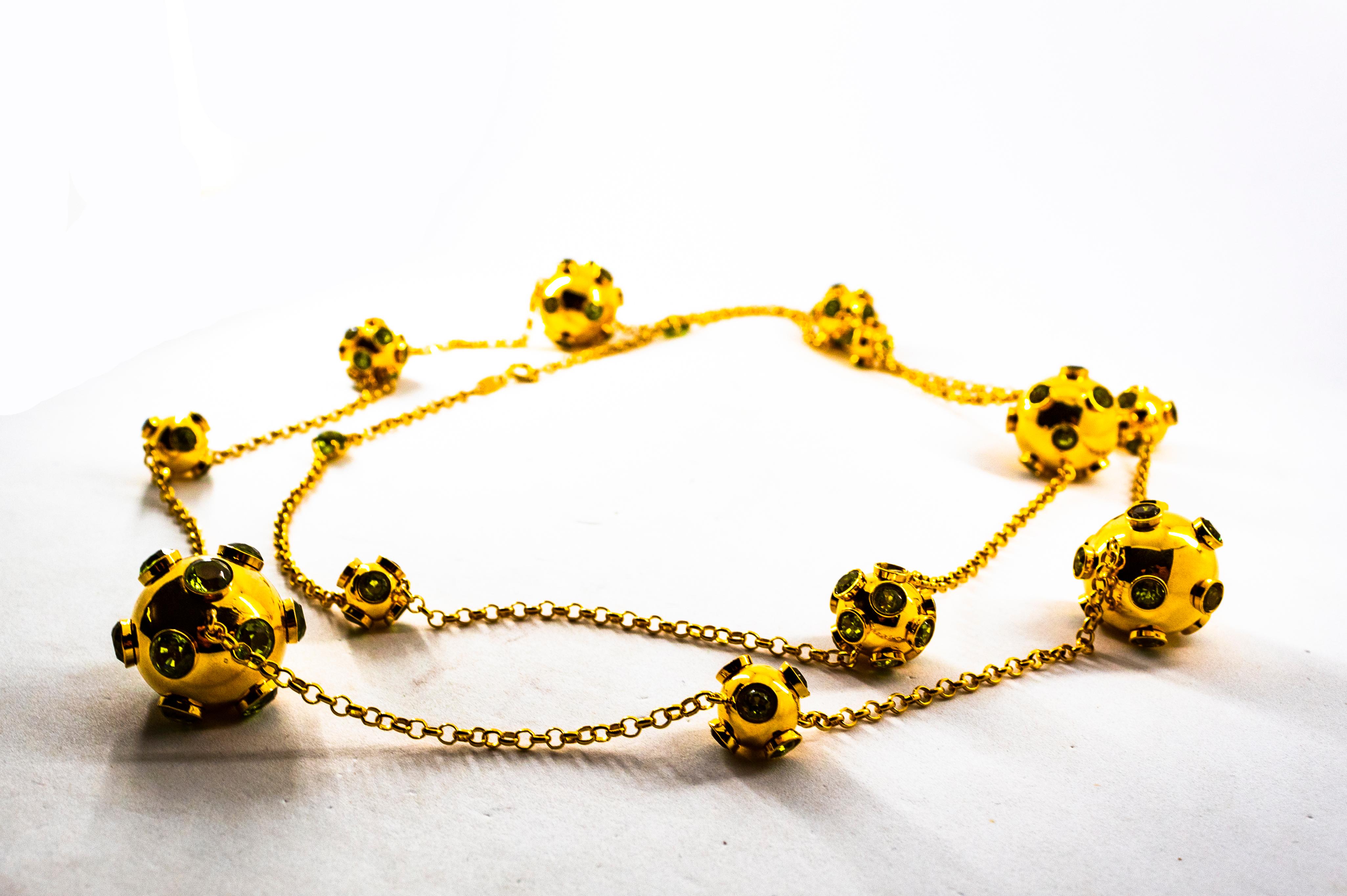 Ce collier est fabriqué en or jaune 9K.
Ce collier contient 50.00 carats de péridot.
Ce collier est inspiré de l'Art déco.
La longueur du collier est de 120 cm.

Ce collier est également disponible dans une version plus courte.
Ce collier est