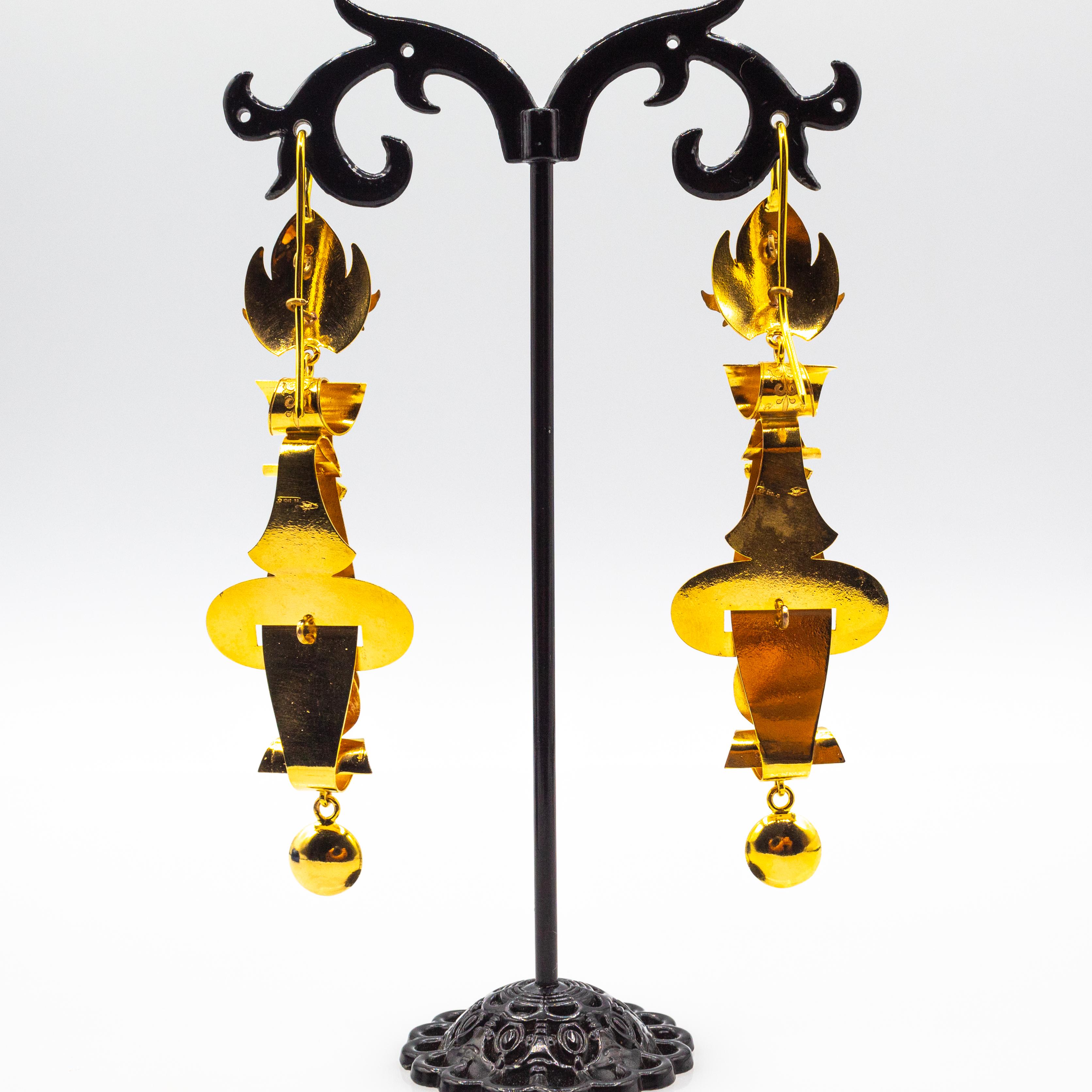 Taglio rotondo Orecchini a goccia in oro giallo con smalto smeraldo e turchese, realizzati a mano in stile Art Deco in vendita