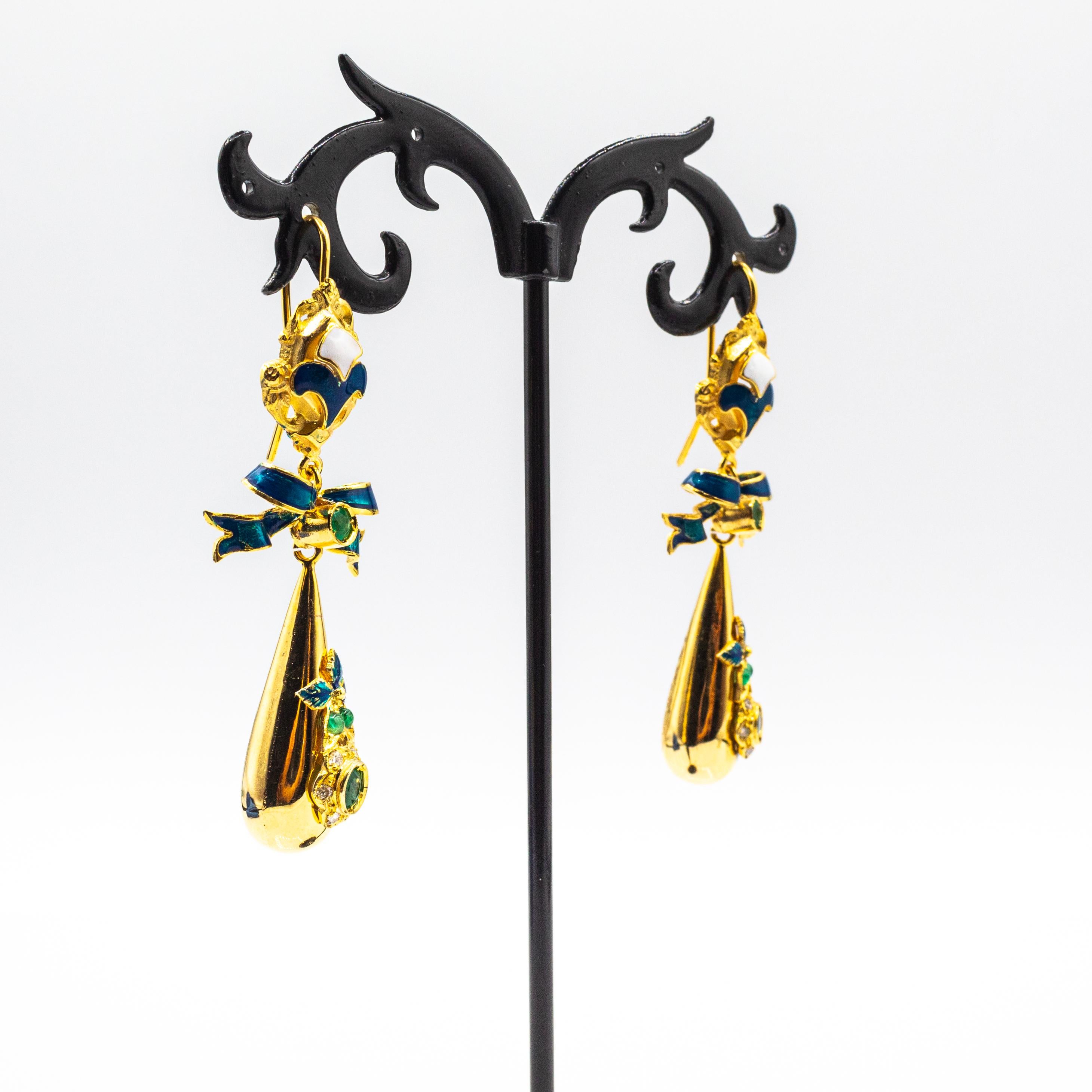 Taglio rotondo Orecchini artigianali in stile Art Déco con smeraldo e smalto, diamante bianco e oro giallo in vendita