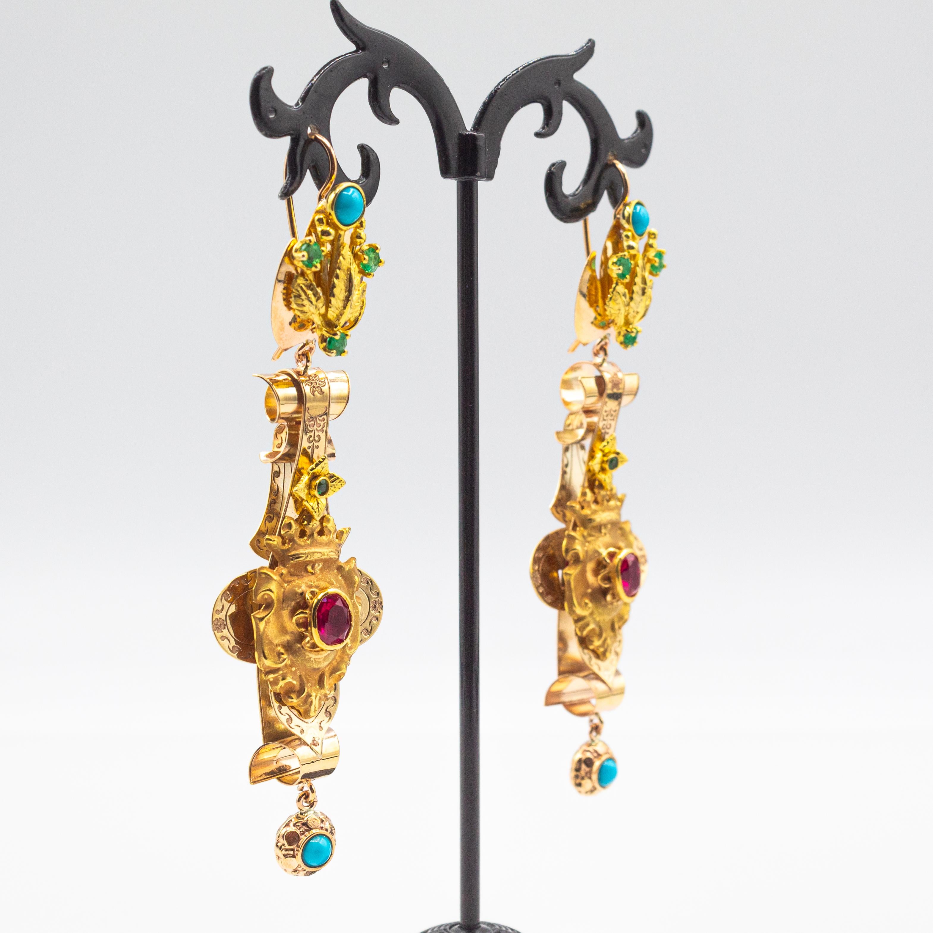 Art déco Pendants d'oreilles de style Art Déco en or jaune, émeraude, rubis et turquoise, faits à la main en vente