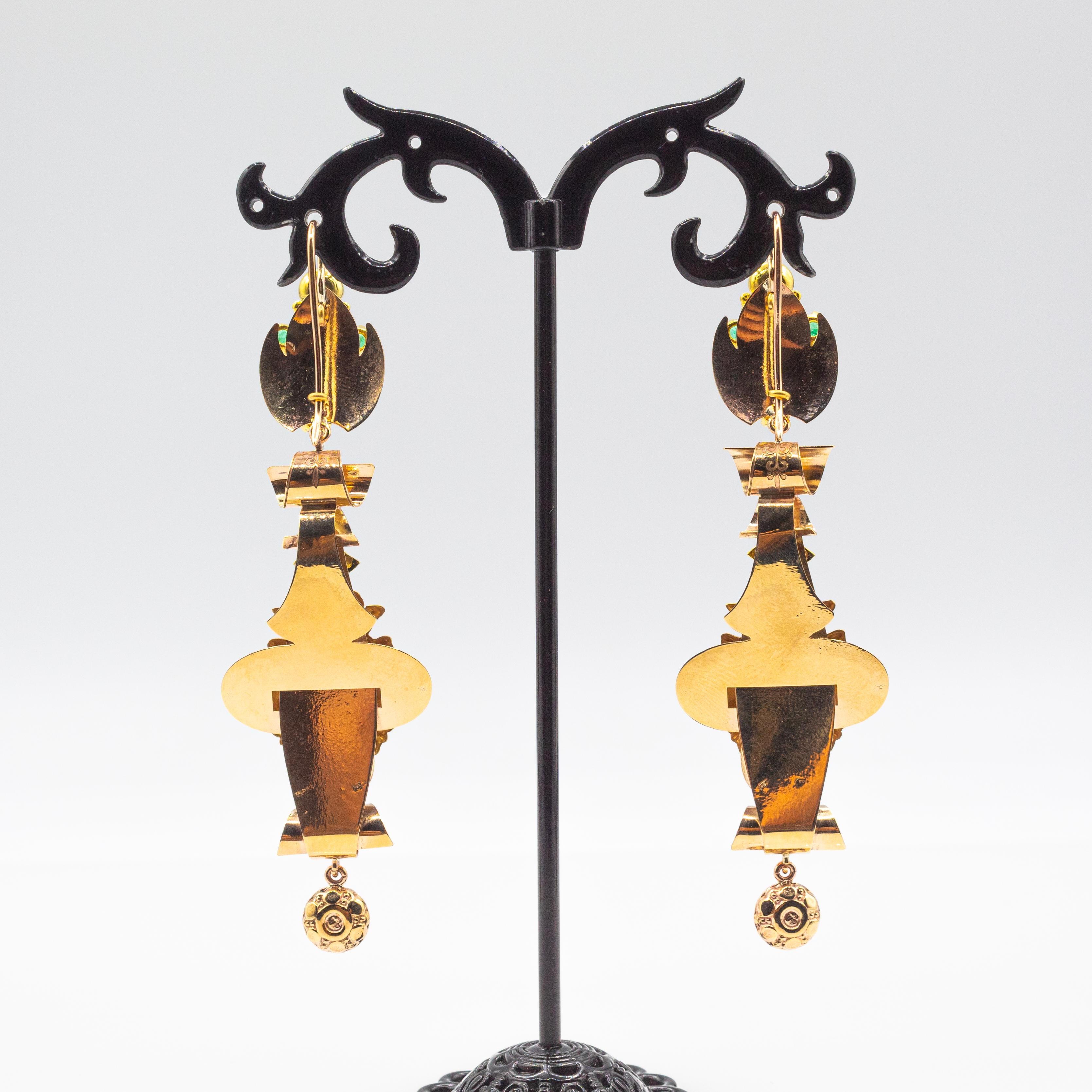 Taille ronde Pendants d'oreilles de style Art Déco en or jaune, émeraude, rubis et turquoise, faits à la main en vente