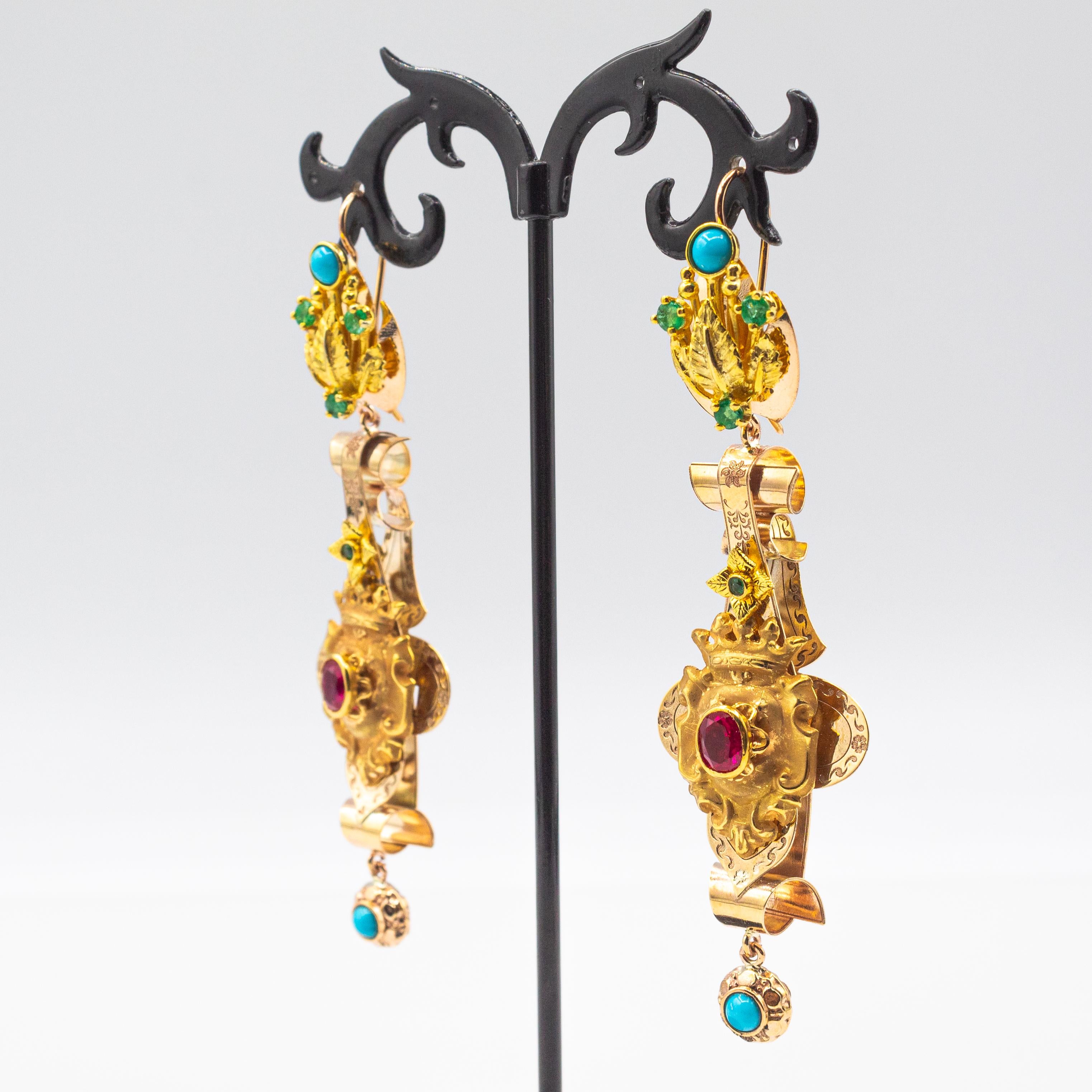 Pendants d'oreilles de style Art Déco en or jaune, émeraude, rubis et turquoise, faits à la main Neuf - En vente à Naples, IT