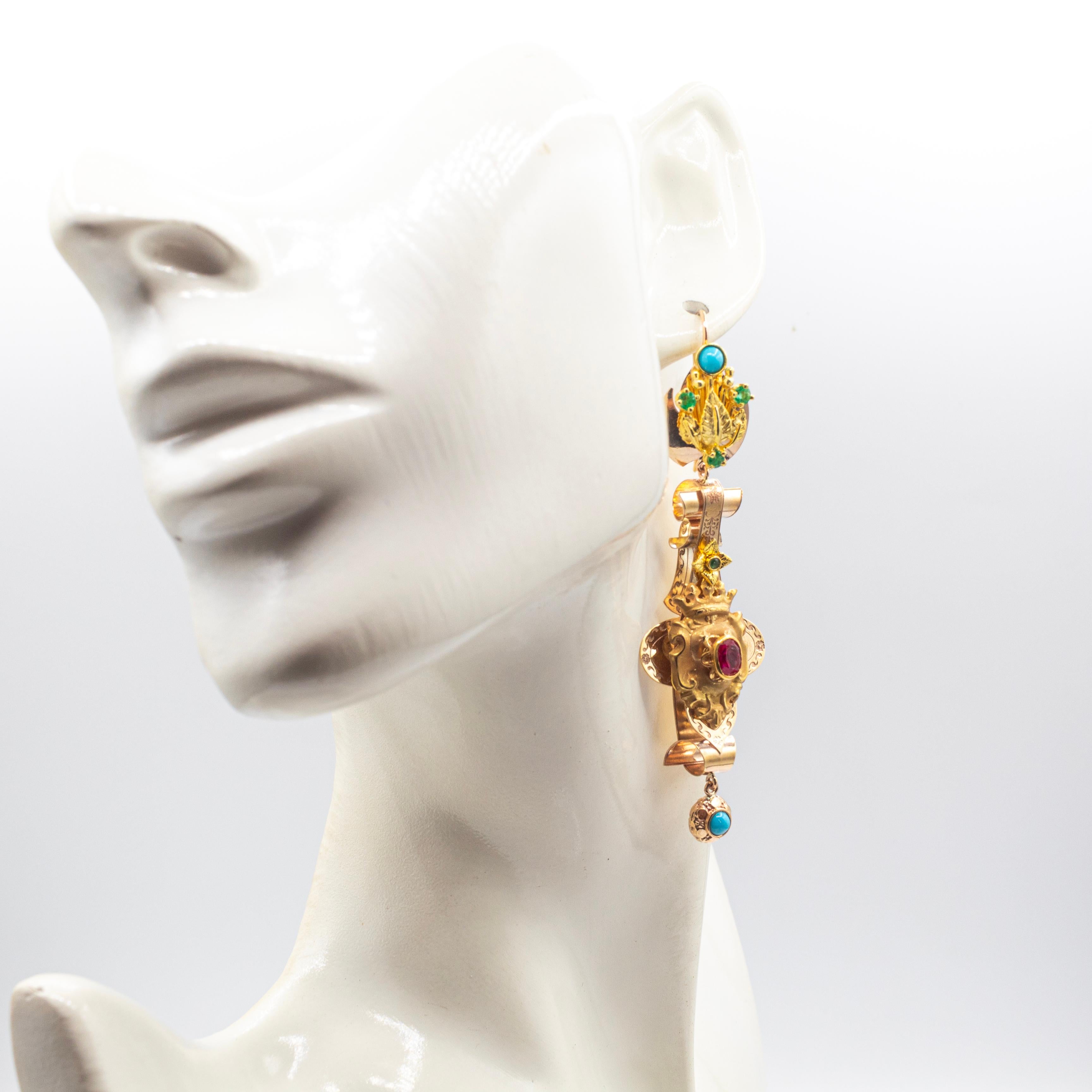 Pendants d'oreilles de style Art Déco en or jaune, émeraude, rubis et turquoise, faits à la main Unisexe en vente