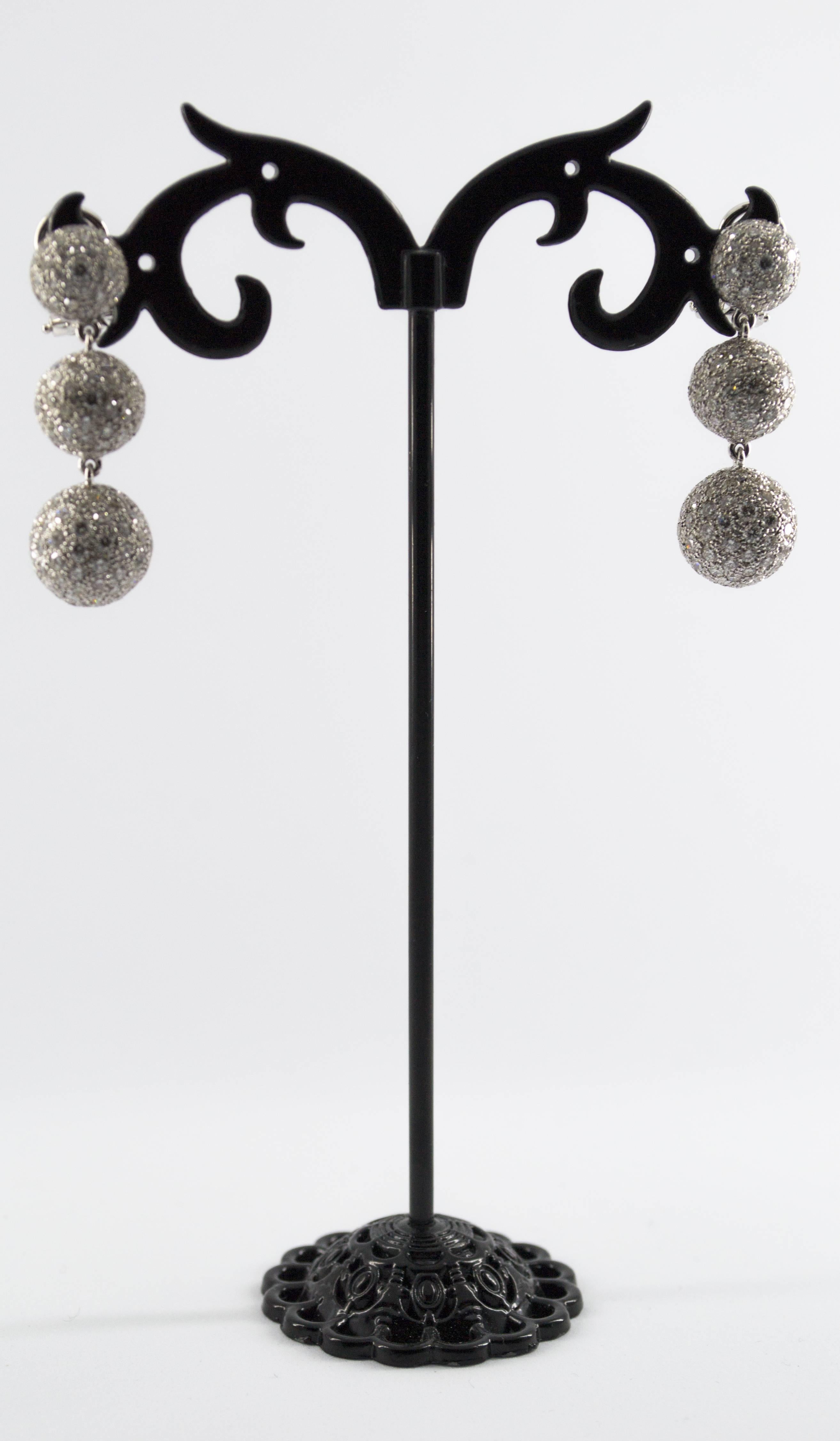 Tropfenohrringe im Art-déco-Stil, handgefertigter weißer Diamant im Brillantschliff aus Weißgold im Angebot 6