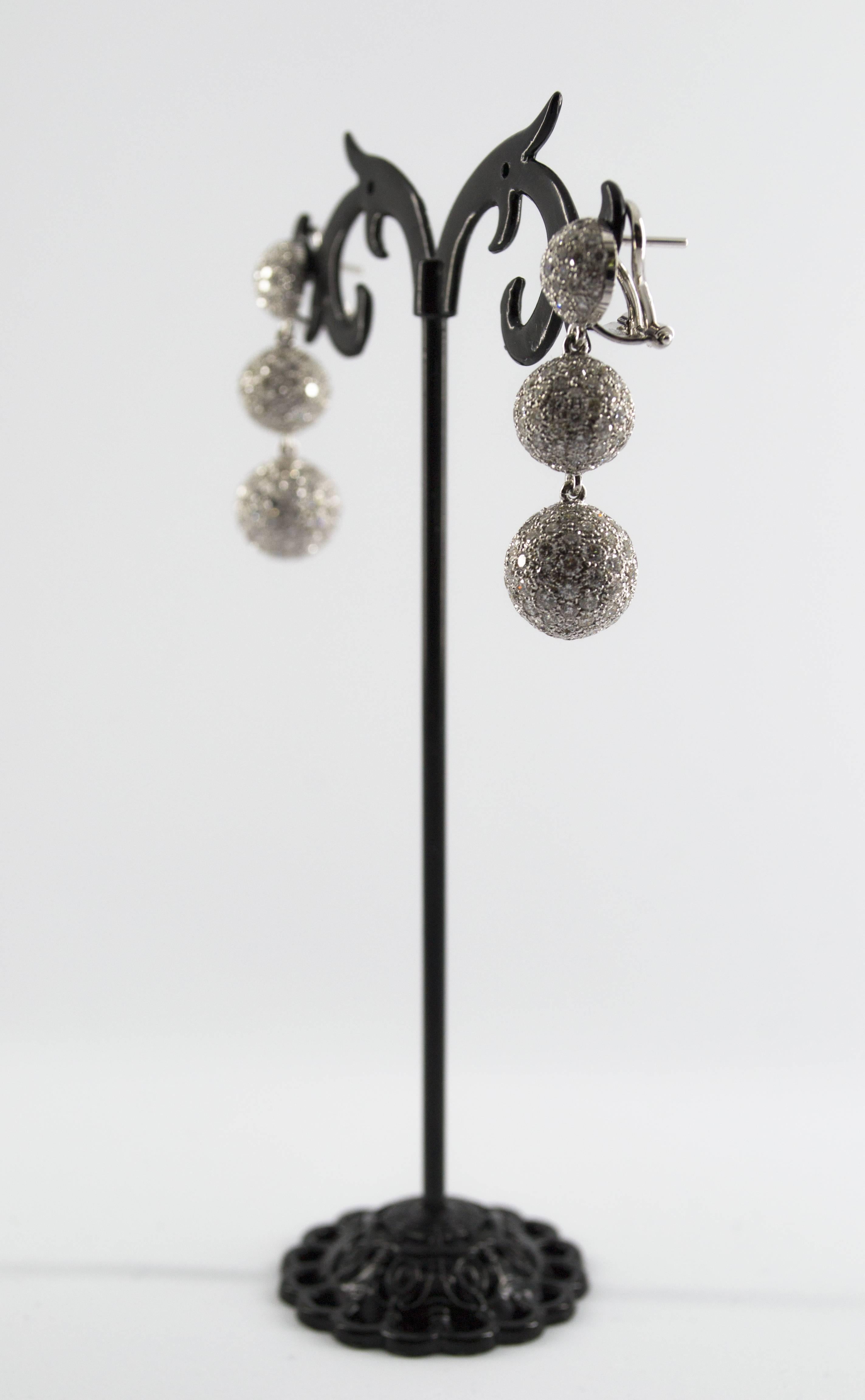 Tropfenohrringe im Art-déco-Stil, handgefertigter weißer Diamant im Brillantschliff aus Weißgold im Angebot 9