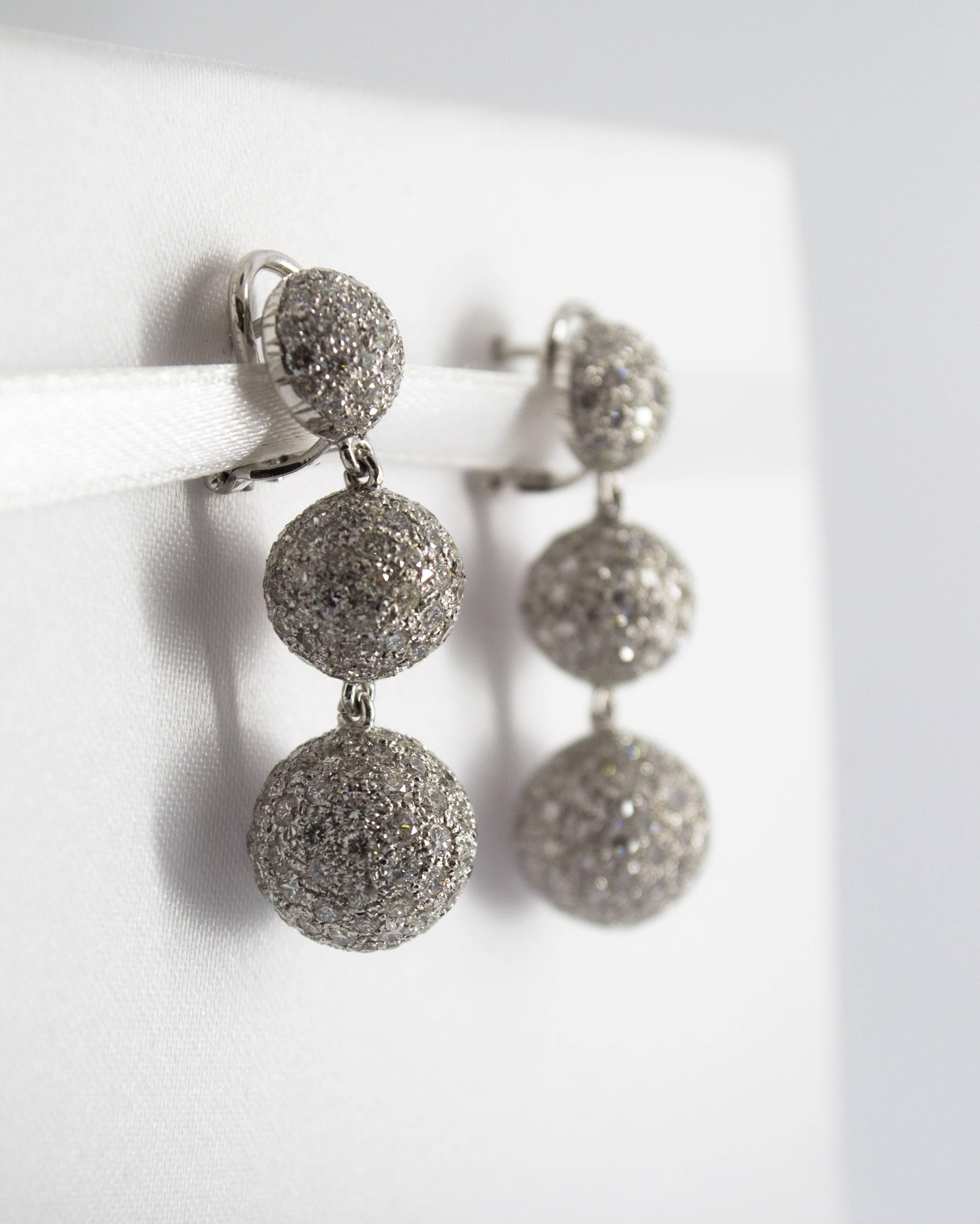 Tropfenohrringe im Art-déco-Stil, handgefertigter weißer Diamant im Brillantschliff aus Weißgold (Art déco) im Angebot