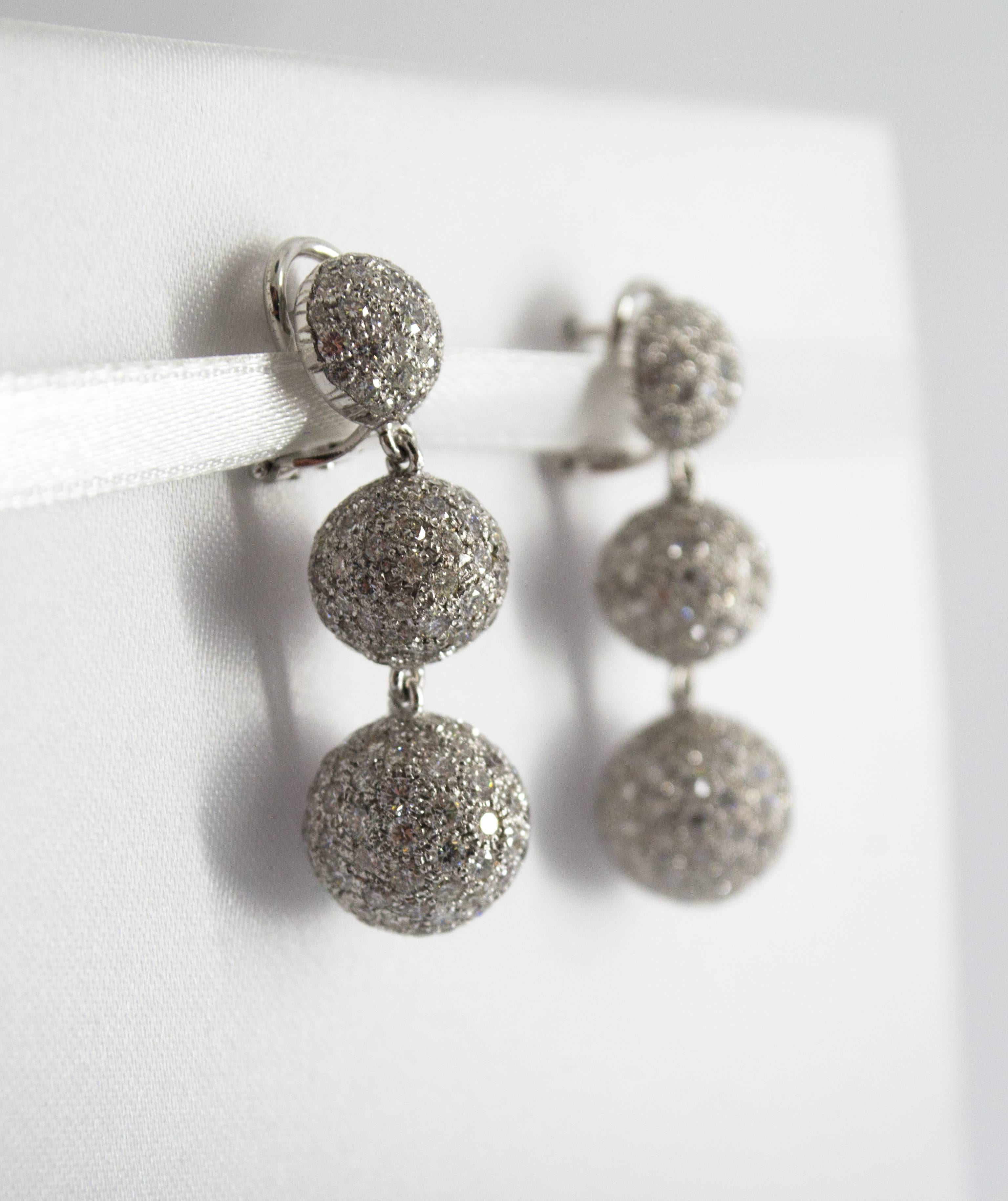 Tropfenohrringe im Art-déco-Stil, handgefertigter weißer Diamant im Brillantschliff aus Weißgold für Damen oder Herren im Angebot