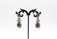 Orecchini a goccia in oro giallo con diamante bianco e zaffiro blu, in stile Art Deco, realizzati a mano