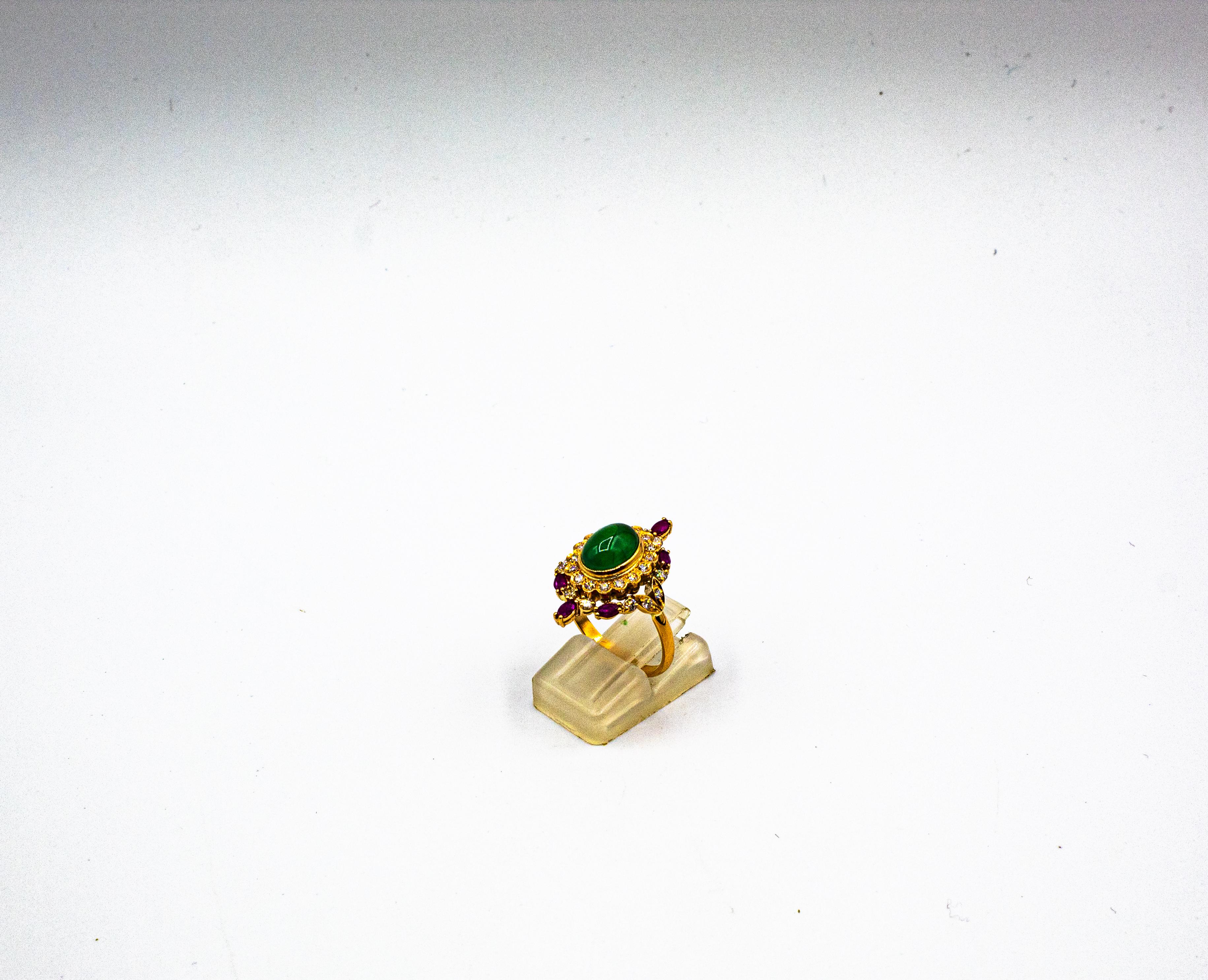 Taille cabochon Bague de cocktail en or jaune, diamant blanc, émeraude et rubis, de style art déco, réalisée à la main en vente