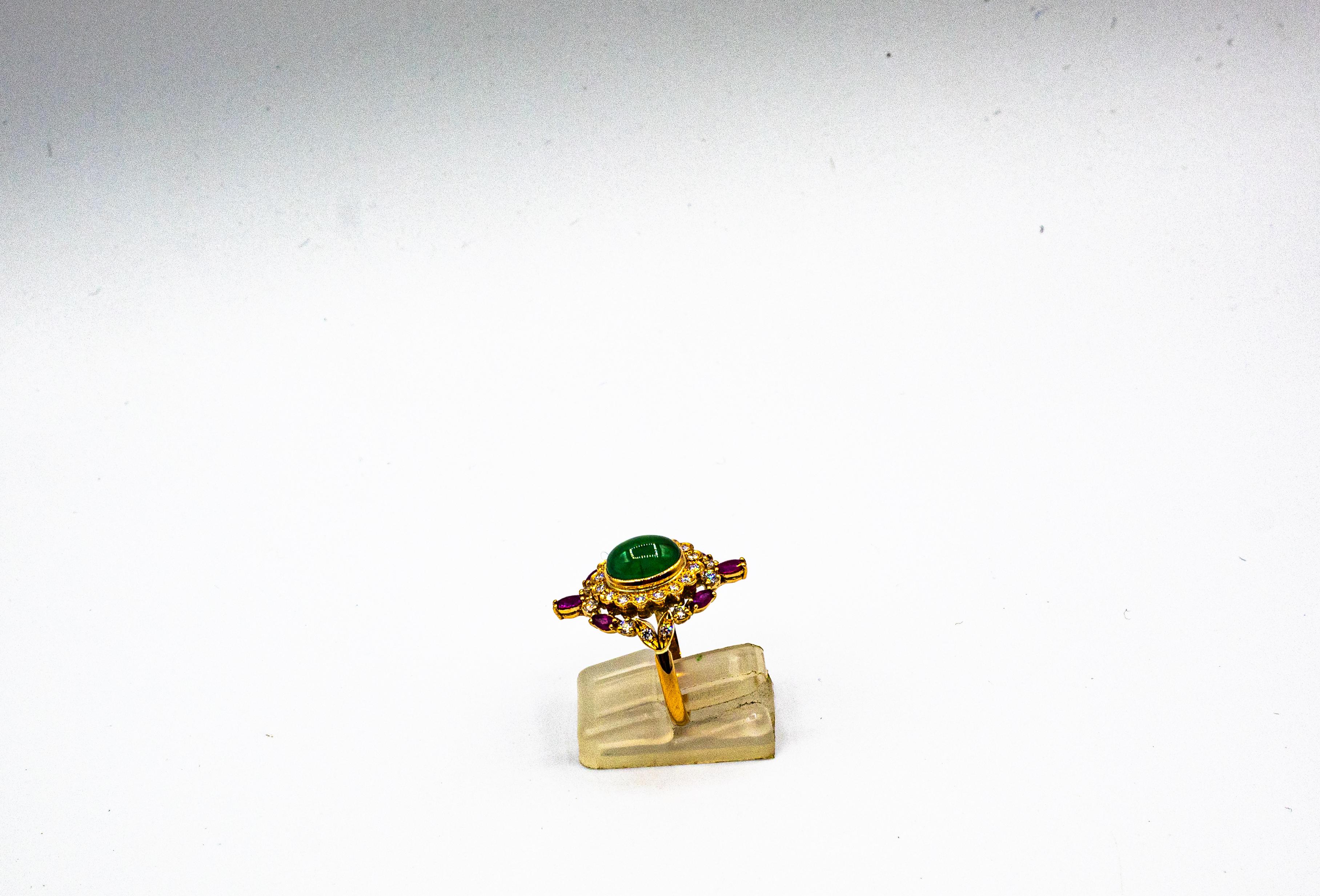 Bague de cocktail en or jaune, diamant blanc, émeraude et rubis, de style art déco, réalisée à la main Neuf - En vente à Naples, IT