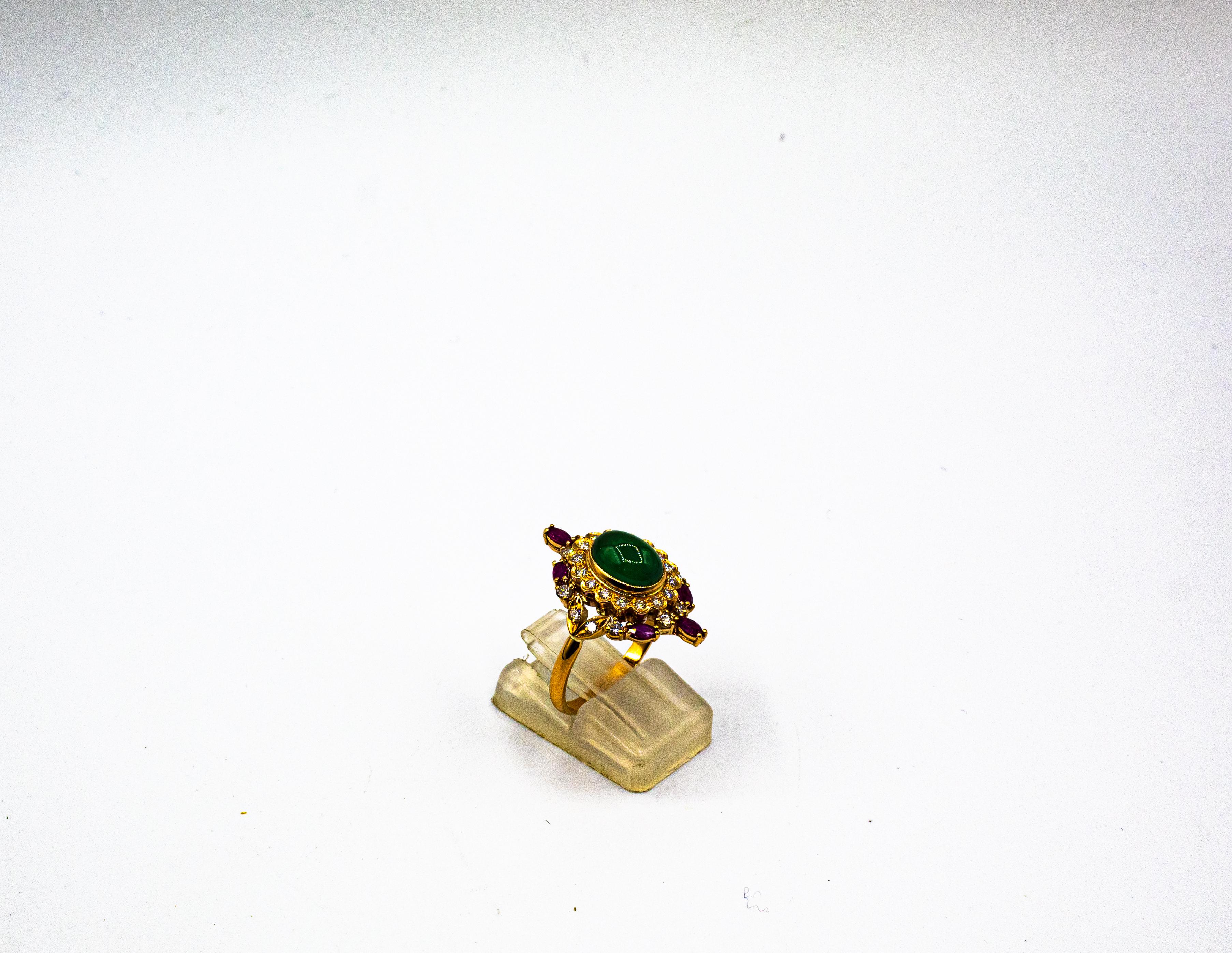 Bague de cocktail en or jaune, diamant blanc, émeraude et rubis, de style art déco, réalisée à la main Unisexe en vente