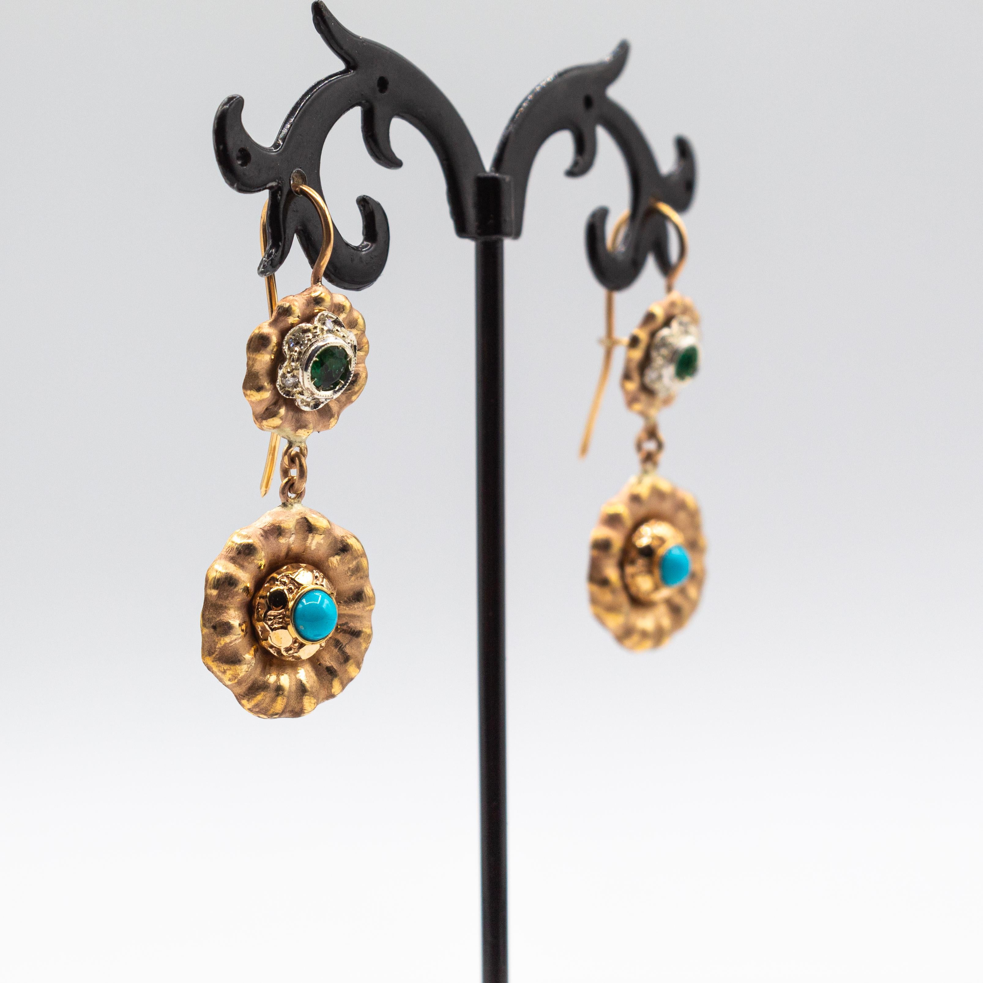 Art déco Boucles d'oreilles Art Déco en or jaune, diamants blancs, émeraudes et turquoises en vente