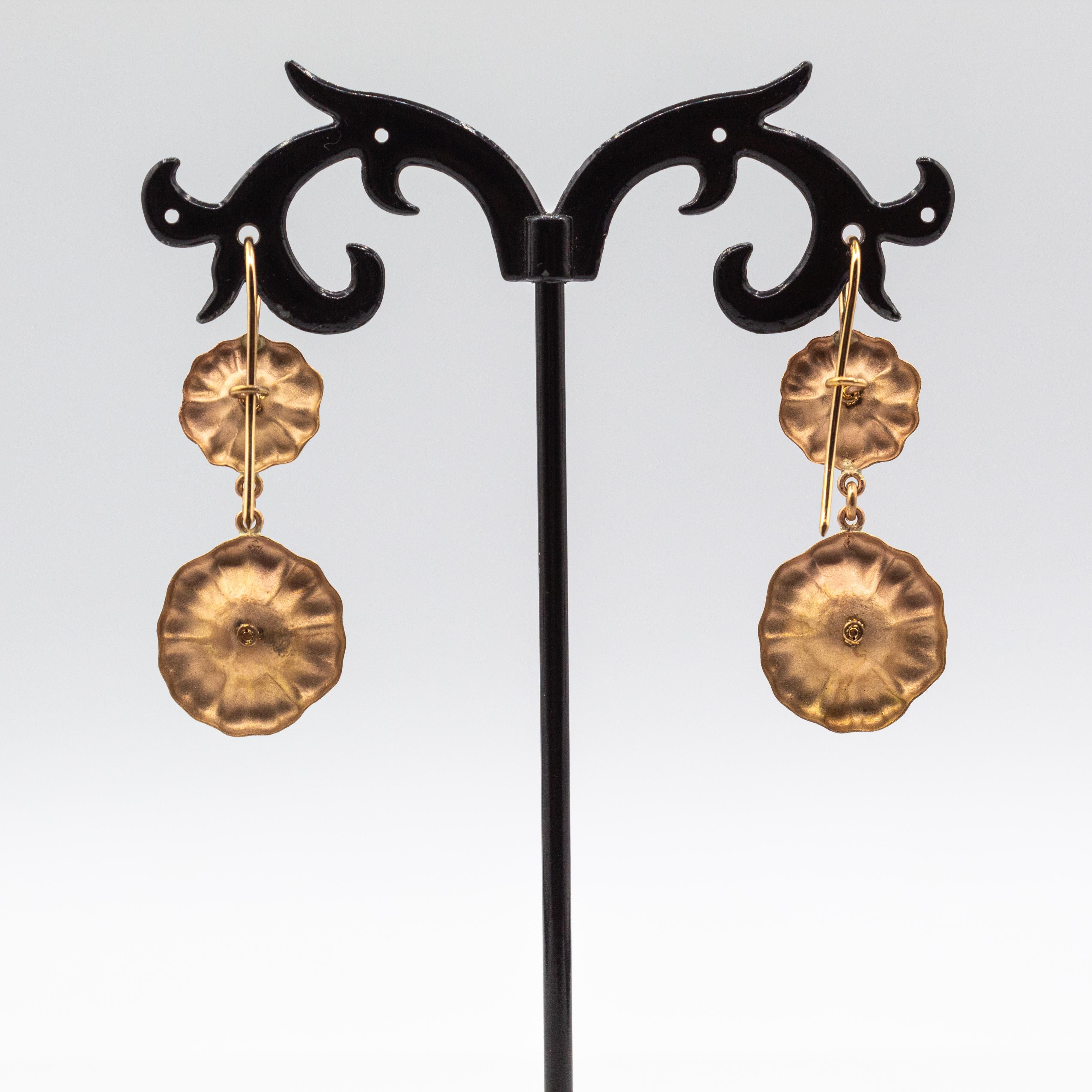 Taille brillant Boucles d'oreilles Art Déco en or jaune, diamants blancs, émeraudes et turquoises en vente