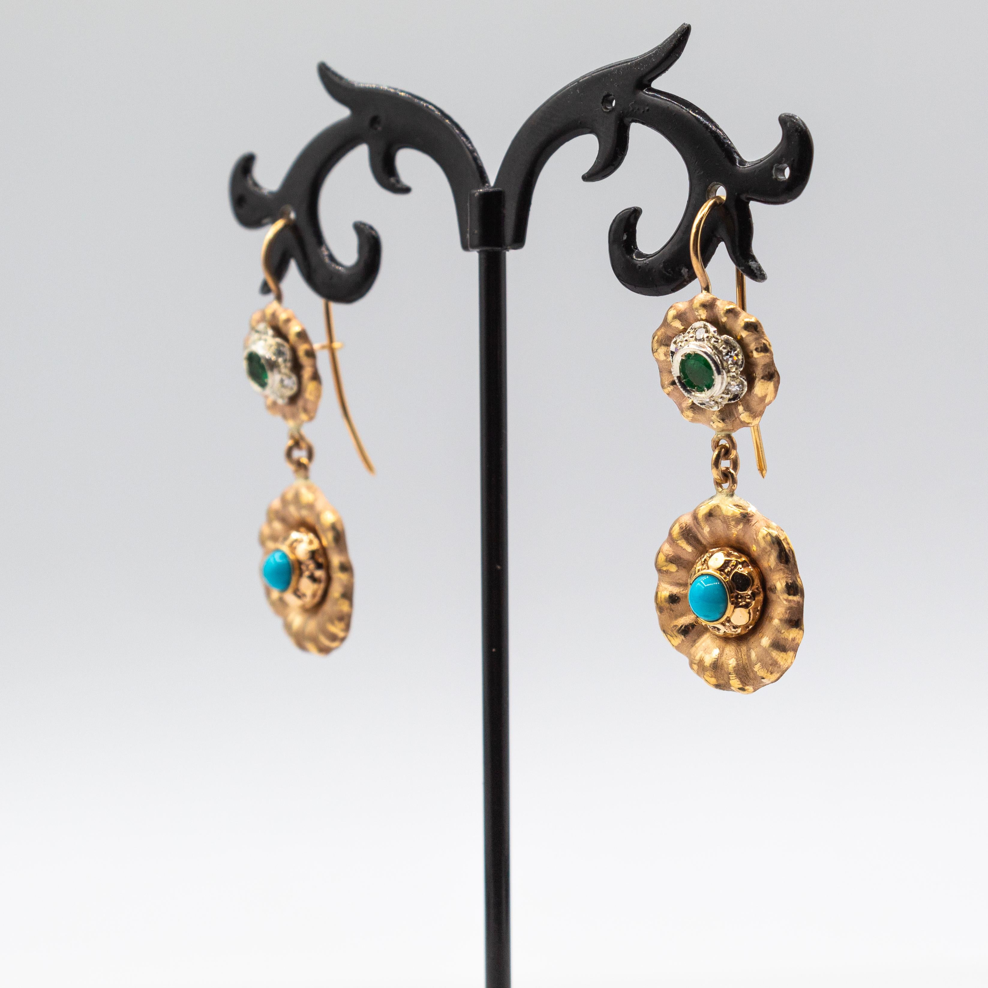 Boucles d'oreilles Art Déco en or jaune, diamants blancs, émeraudes et turquoises Neuf - En vente à Naples, IT