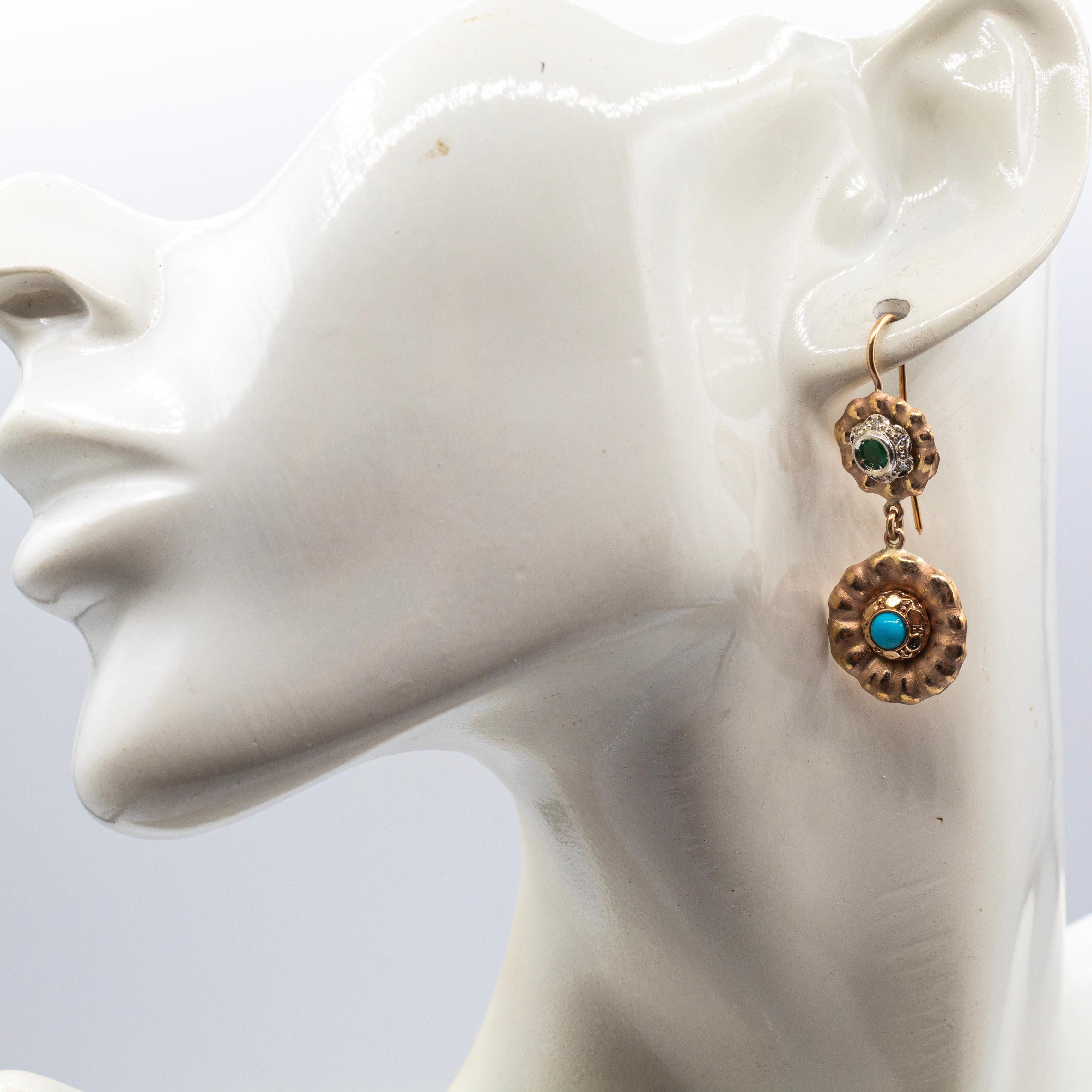 Boucles d'oreilles Art Déco en or jaune, diamants blancs, émeraudes et turquoises en vente 2