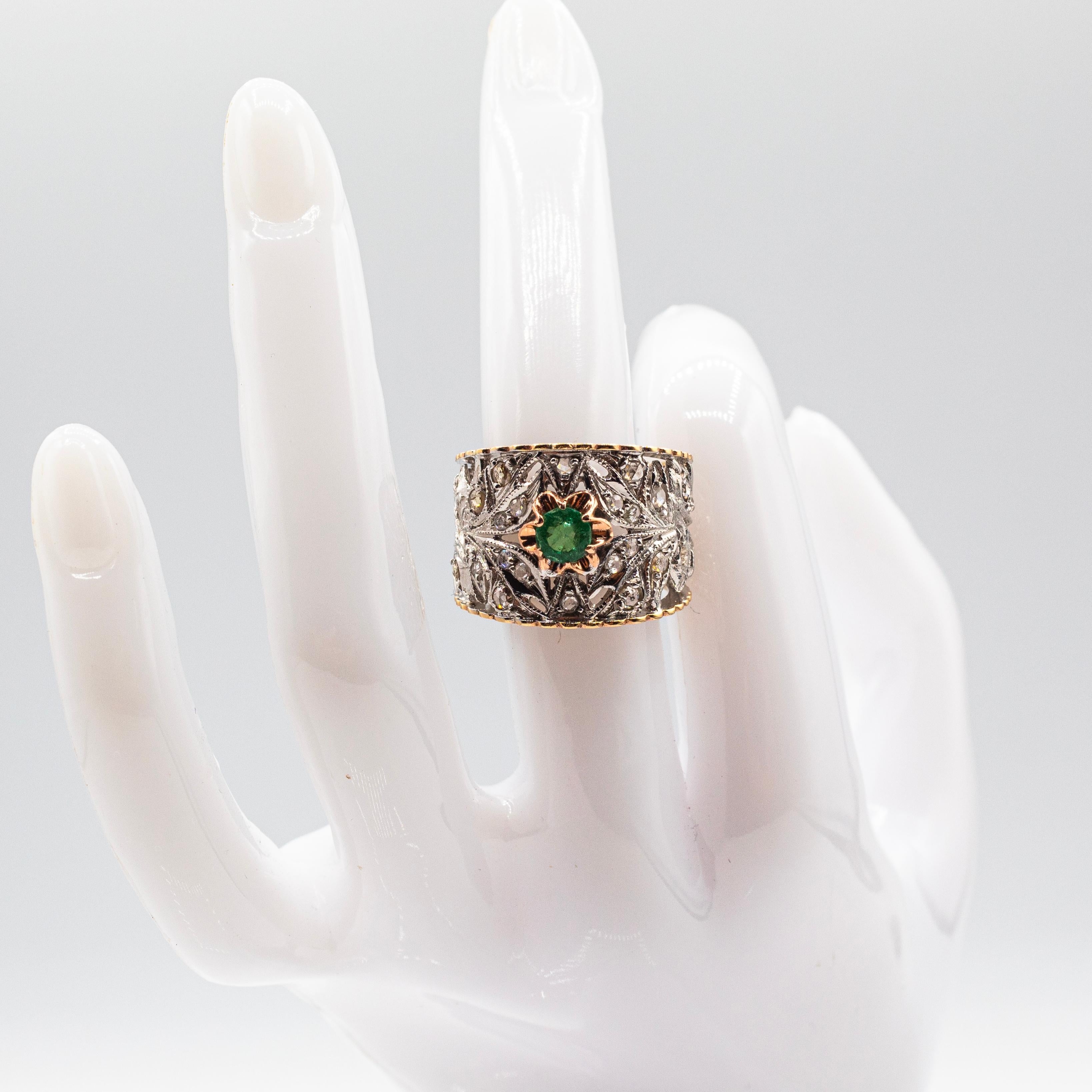 Anneau artisanal de style Art déco en or jaune avec diamants blancs et émeraudes en vente 8