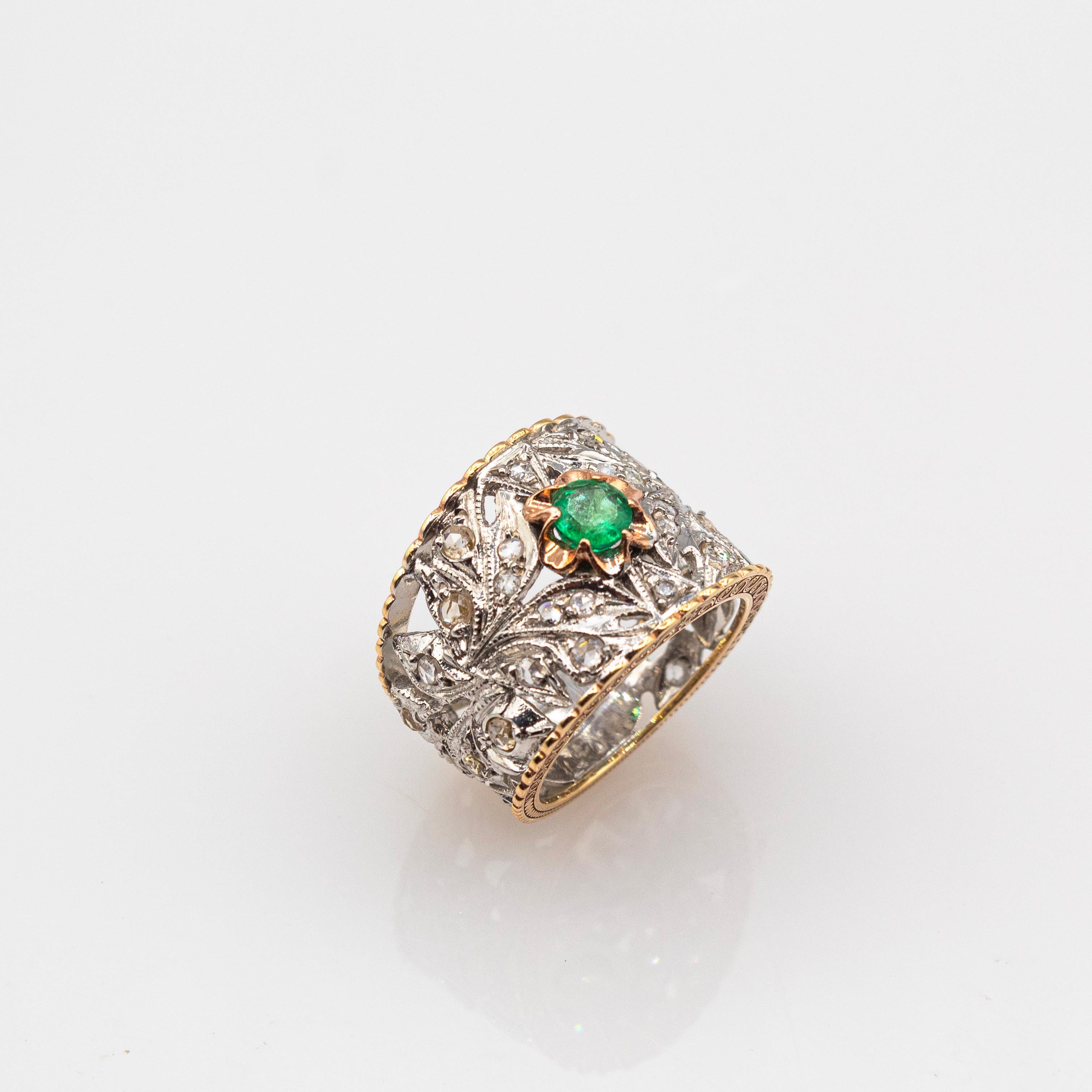 Anneau artisanal de style Art déco en or jaune avec diamants blancs et émeraudes en vente 1